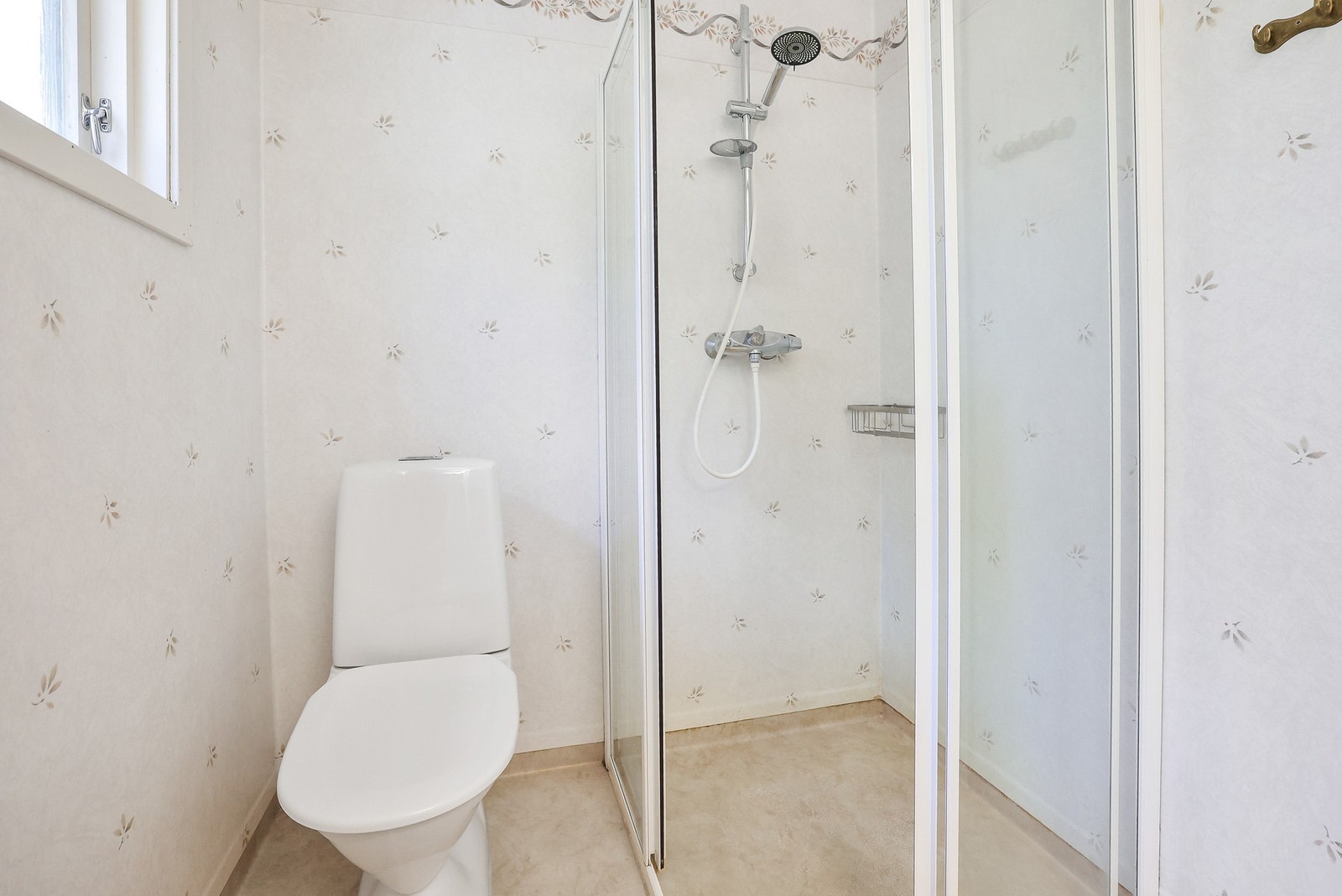 Baderommet har vegghengt servantinnredning med speil med overlys. Galleribilde