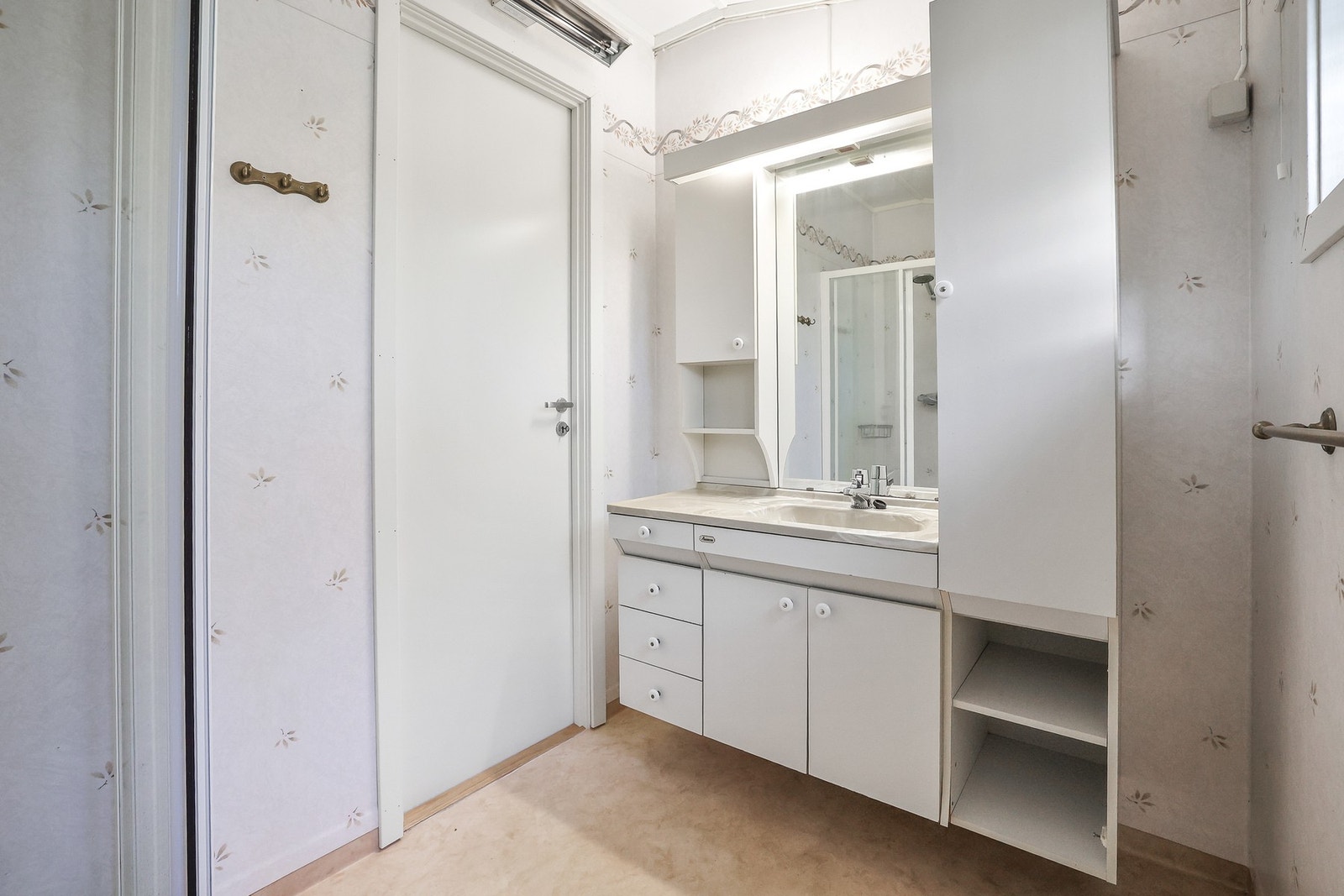 Det er dusjnisje med glassvegg og gulvstående toalett. Galleribilde