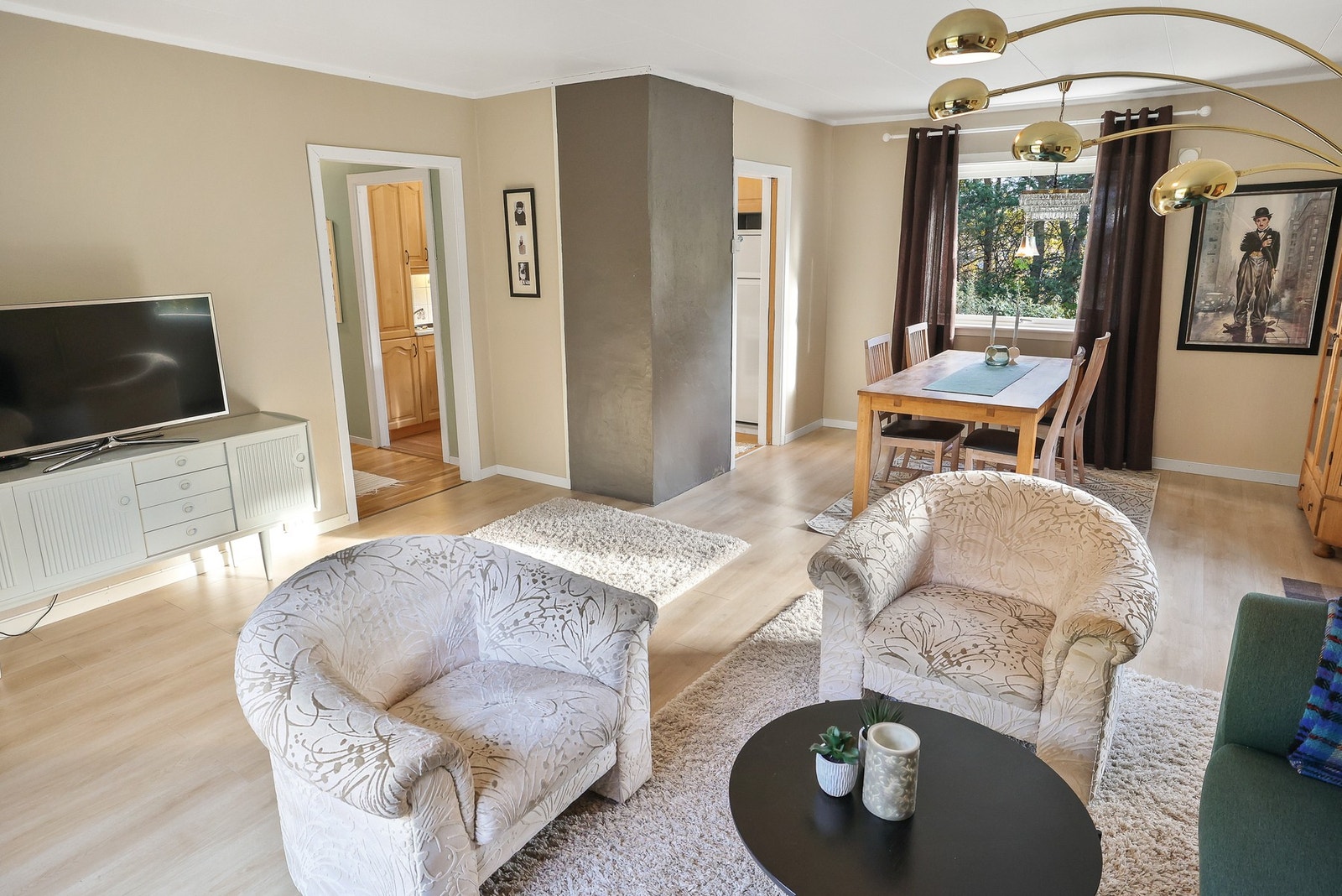 Her er det god plass til en sofagruppe og TV med tilhørende møblement. Galleribilde