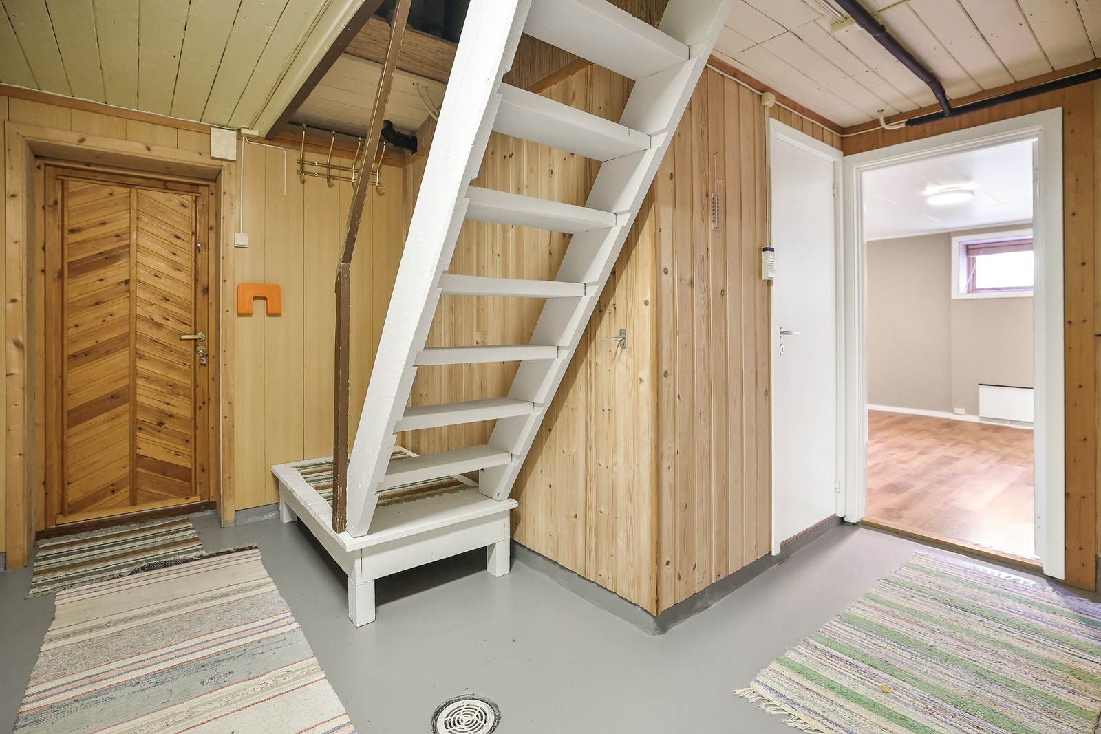 Kjeller består av to soverom, bad, kjøkken og flere boder, og er ikke godkjent for varig opphold. Galleribilde