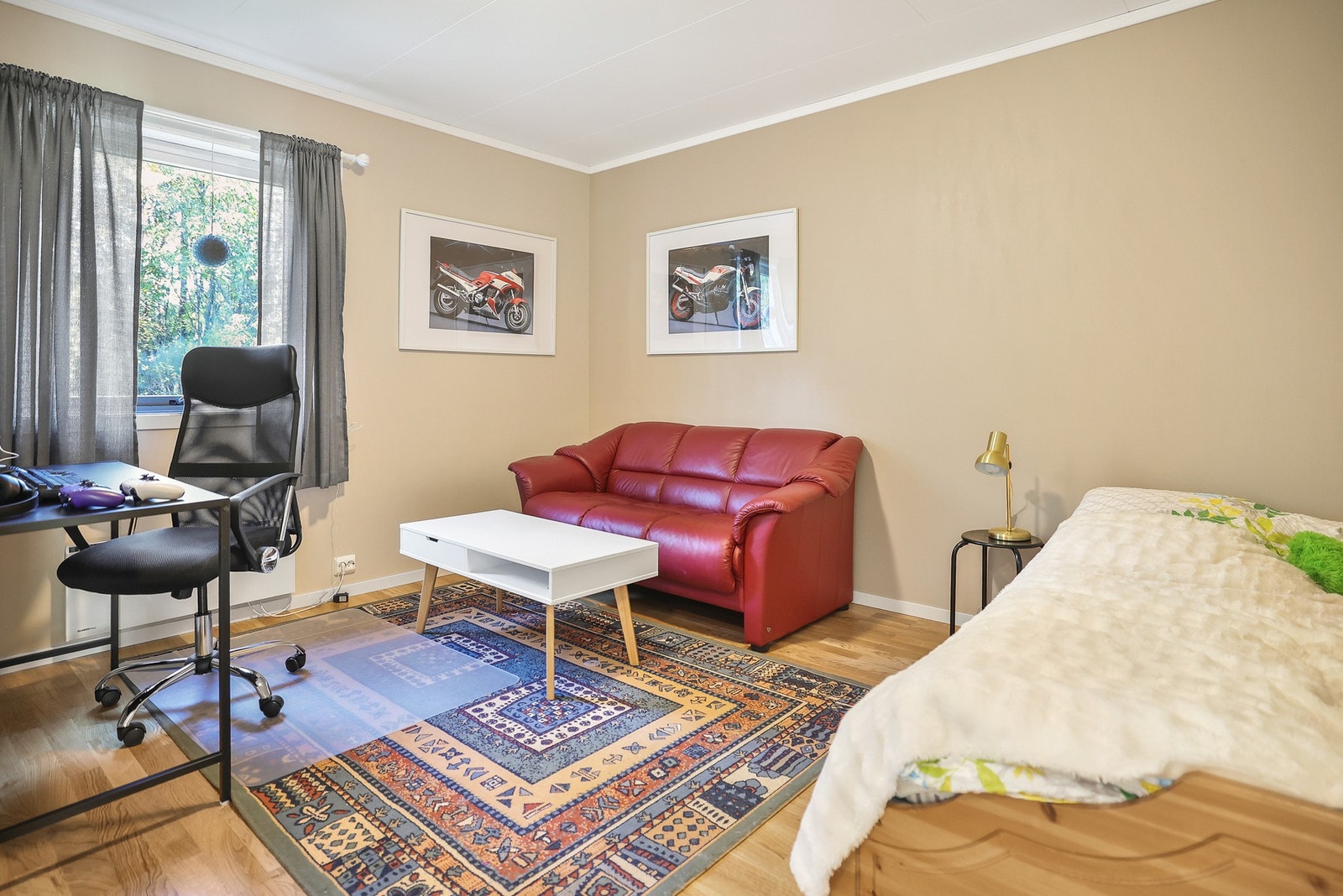 Fra dette soverommet er det luke til loft. Galleribilde