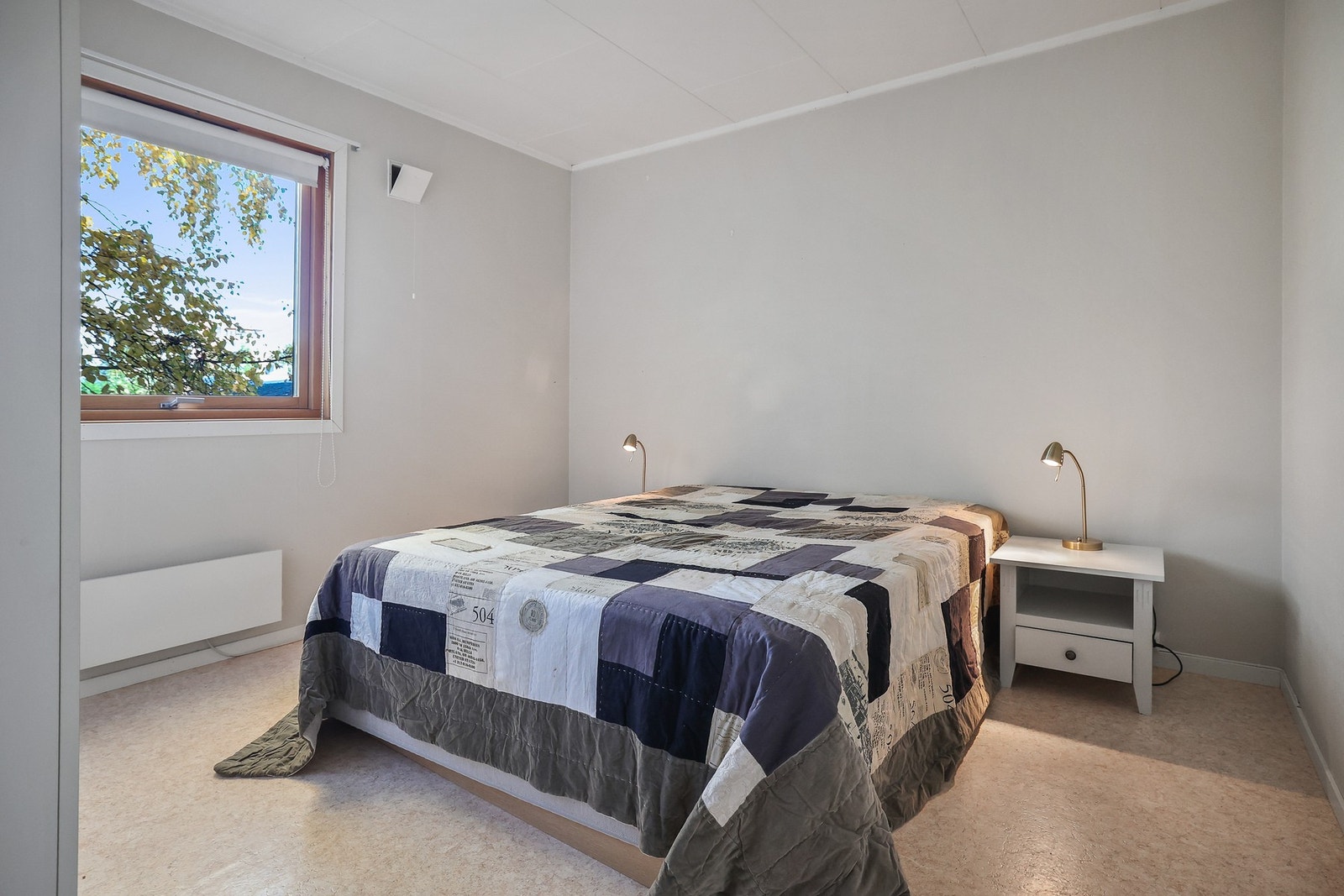 Soverommet har god plass til dobbeltseng, nattbord og annet ønsket møblement. Galleribilde