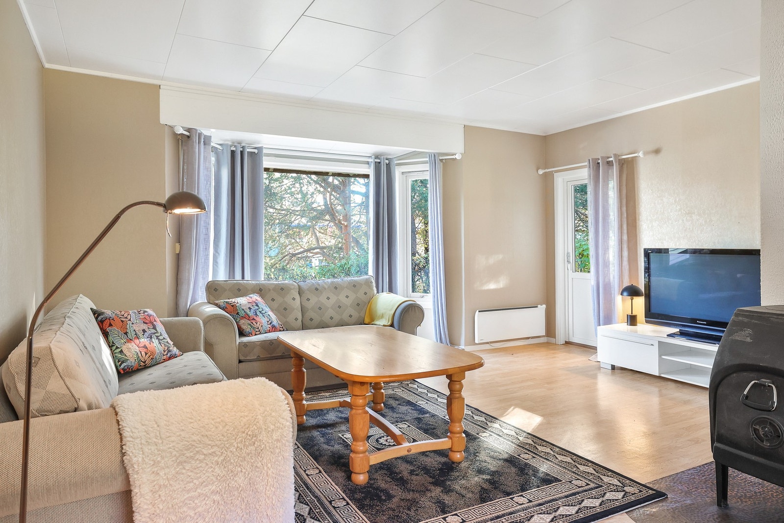 Stuen har fint plass til en sofagruppe og TV med tilhørende møblement. Galleribilde