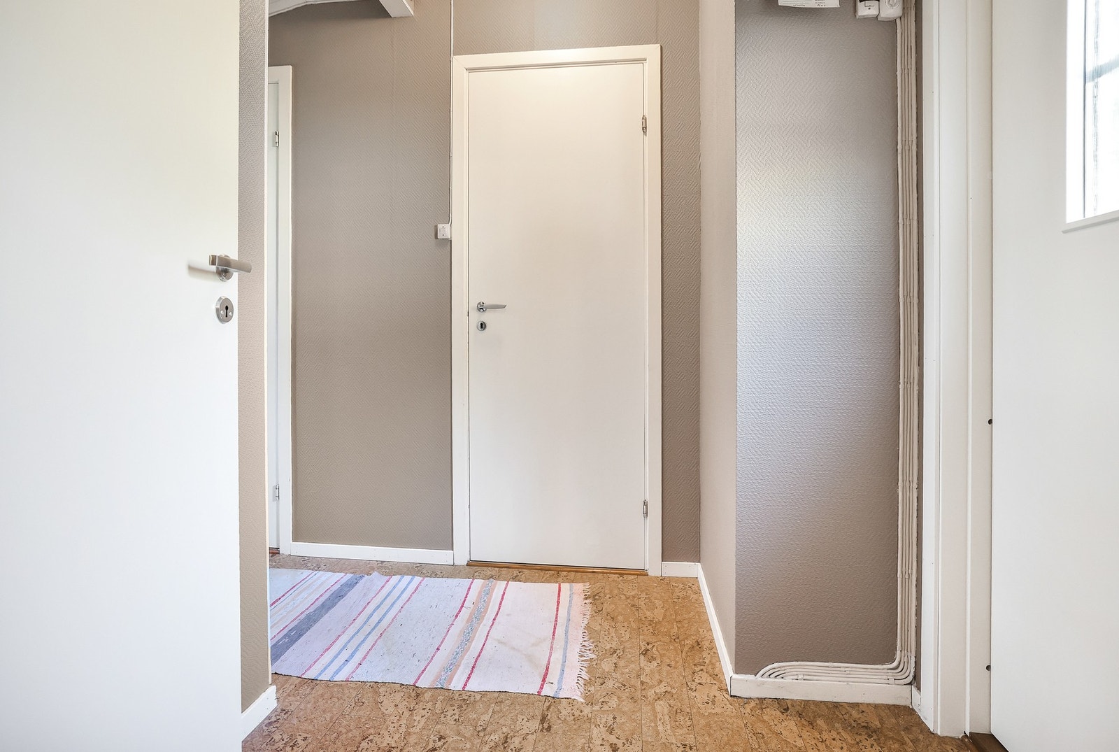 Vel inne blir man møtt av en entré malt i et tidløst fargevalg. Galleribilde