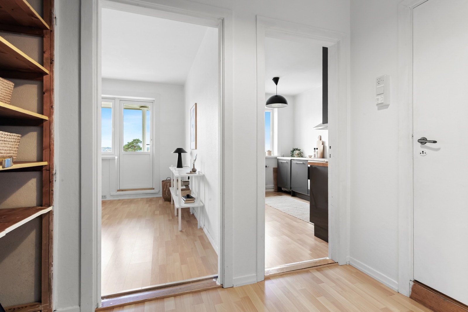 Entreen fungerer som et slags knutepunkt i leiligheten, da man har tilgang til øvrige rom her ifra. Galleribilde