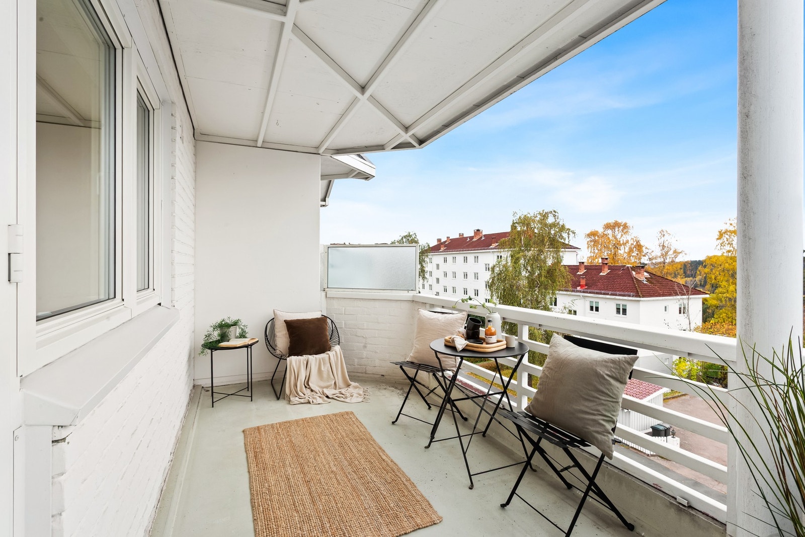 Fra stuen har du utgang til overbygd balkong, på ca 8,5 kvm. Dette gir plass til både sittegruppe og grill. Galleribilde