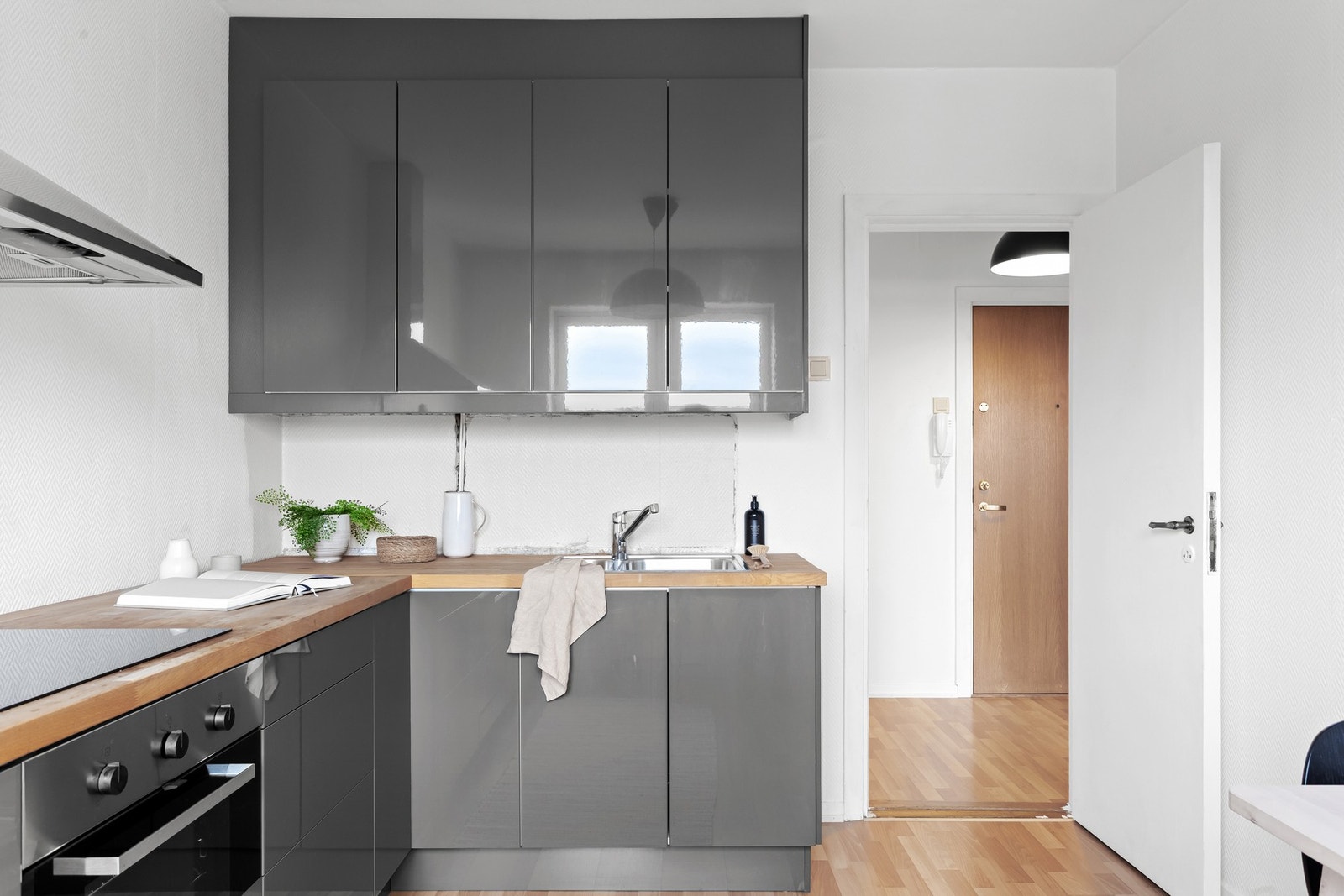 Benkeplate i heltre, med nedfelt kum i rustfritt stål. Ny kran fra 2021. Galleribilde