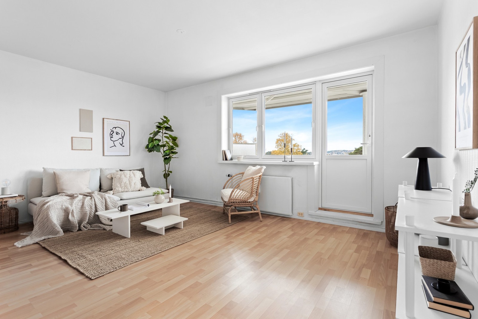 Leiligheten har et romslig oppholdsrom, med god plass til sofagruppe med tilhørende TV-møblement. Galleribilde