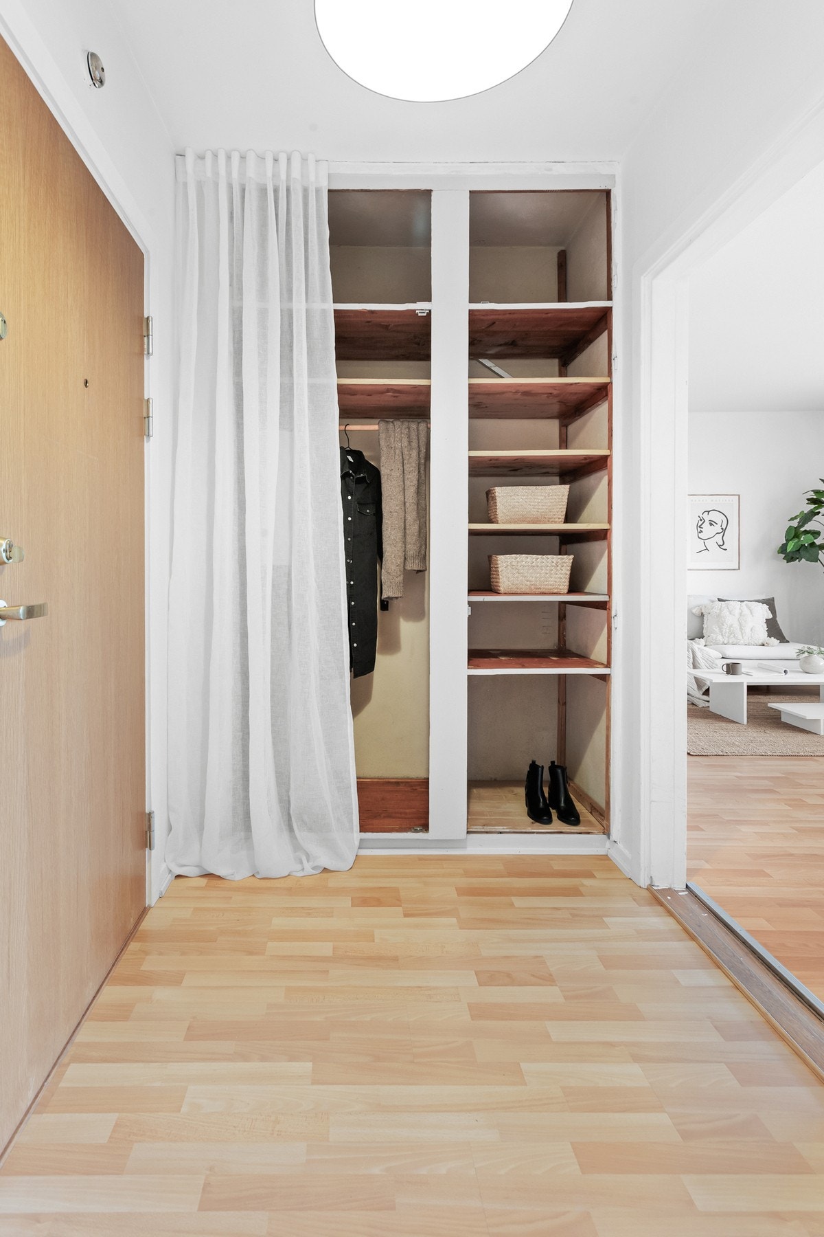 Entré med åpen garderobeløsning, for oppbevaring av klær og sko. Brann- og lydklassifisert entrédør og dørcalling er montert. Galleribilde