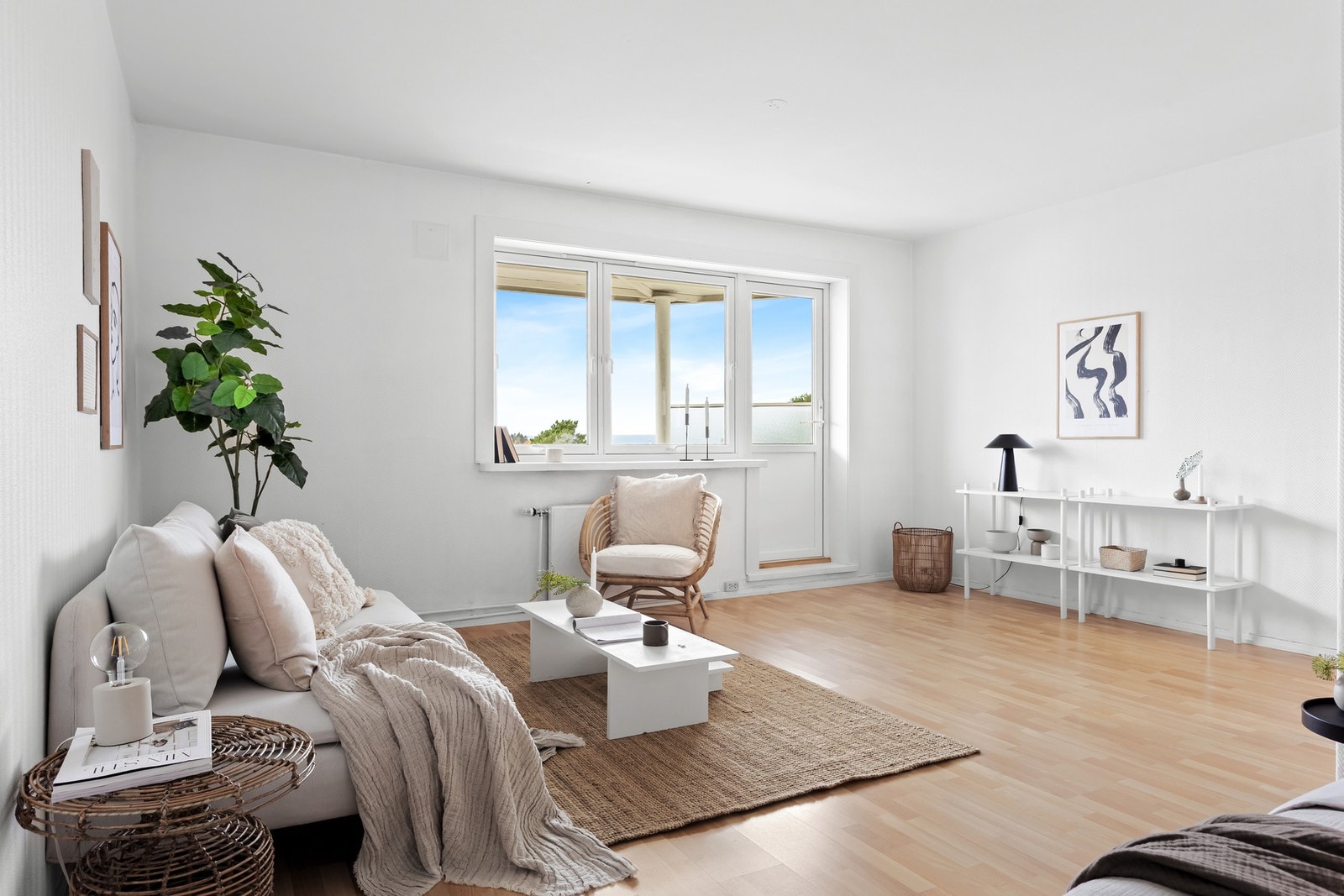 Leiligheten har laminat på gulv og malt strie på vegger. Det er behov for noe oppussing. Galleribilde