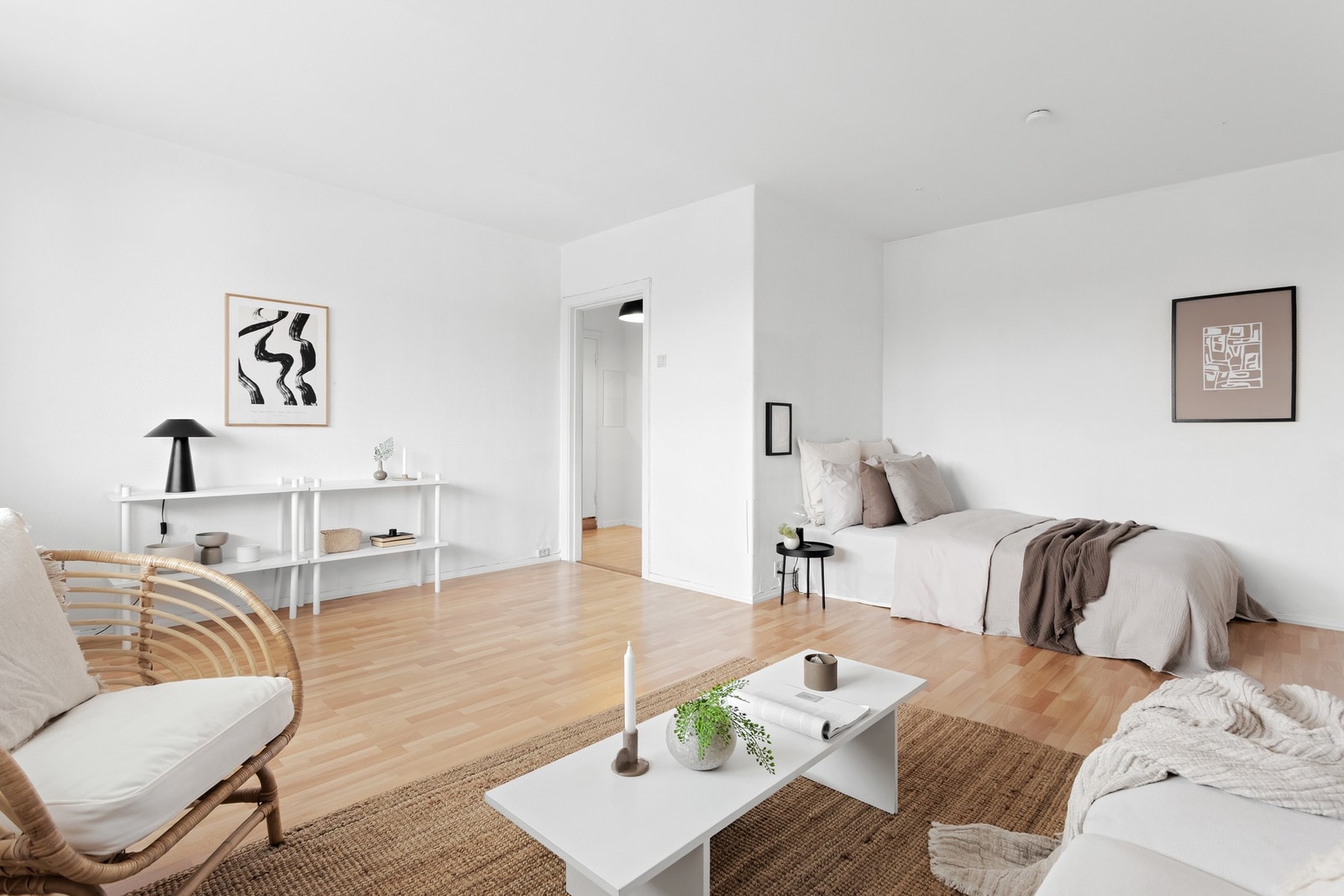 Den gode størrelsen på rommet gjør det mulig å lage en alkoveløsning. Galleribilde