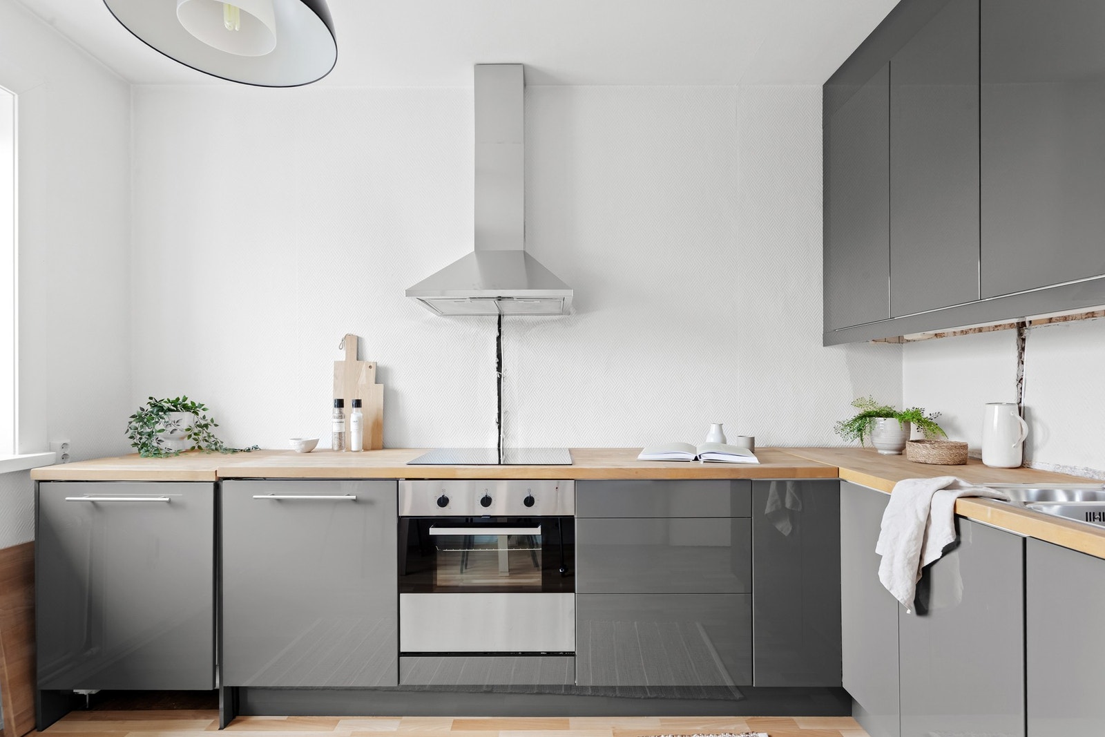 Integrert kjøleskap og fryseskap kan ikke åpnes helt, og utskifting av skap må påregnes. Galleribilde