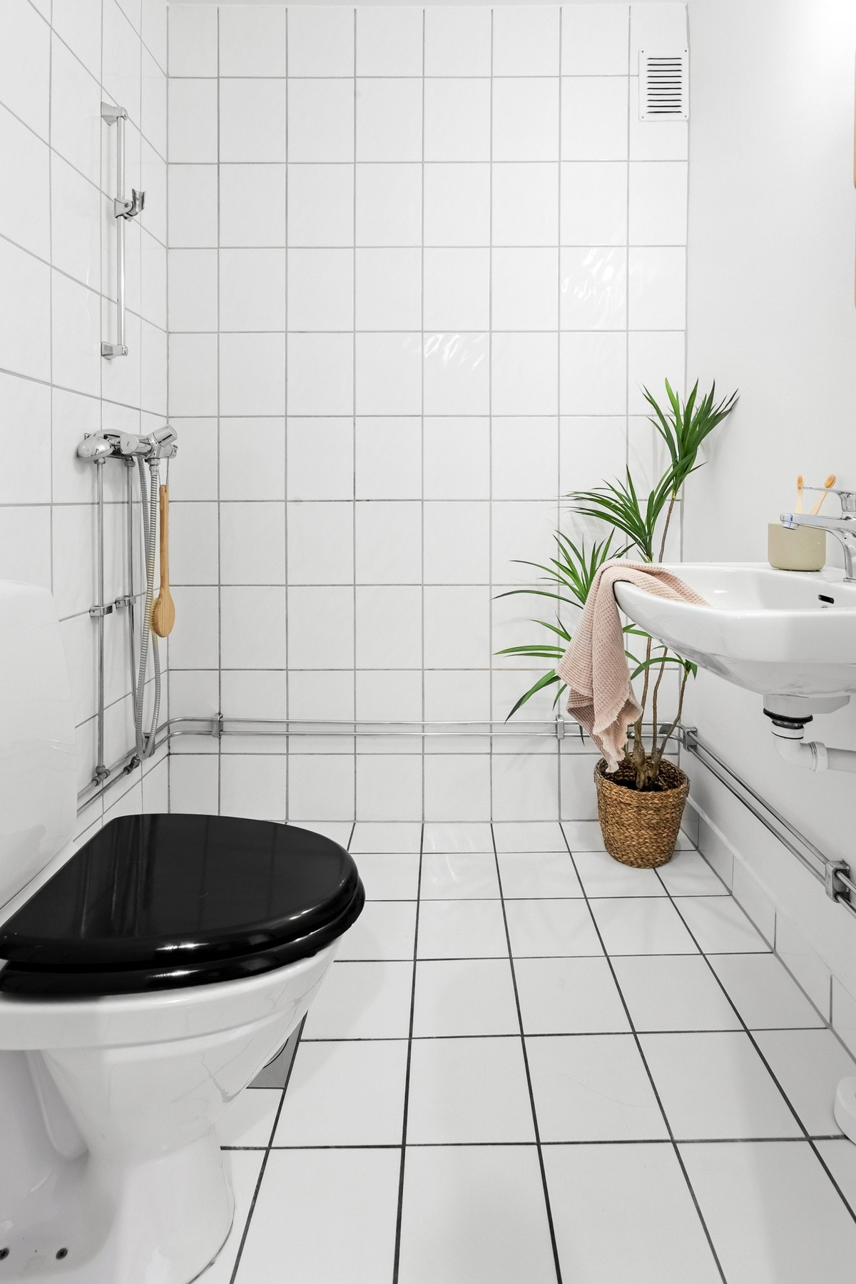 Dusjsone med forheng, dusjutstyr og termostatstyrt blandebatteri. Badet ble rehabilitert i regi av borettslaget, i 2001. Galleribilde