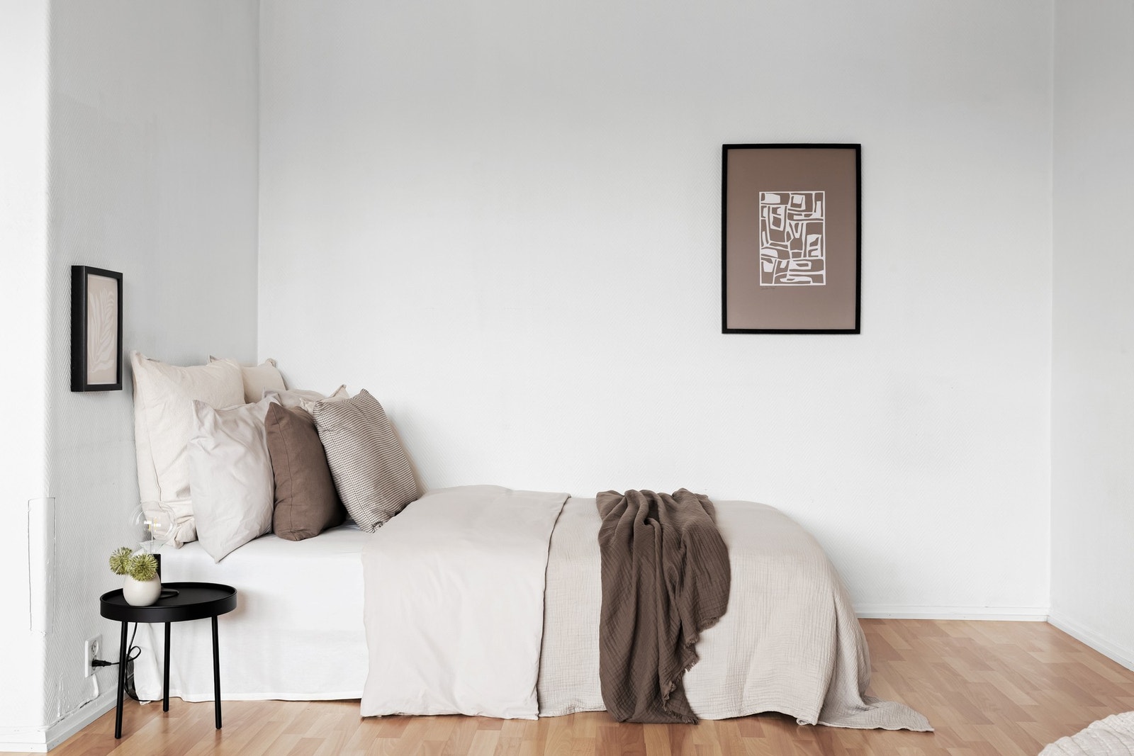 I tilsvarende leiligheter har noen etablert en fast vegg for å skille alkoven og stuen, mens andre har valgt å skille av med åpen hylle eller en romdeler. Galleribilde