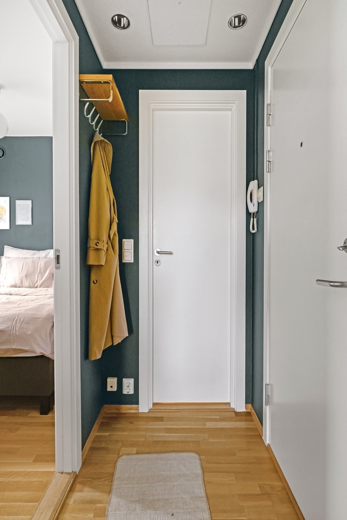 Praktisk entré med plass til oppheng av yttertøy. Downlights i himling. Galleribilde