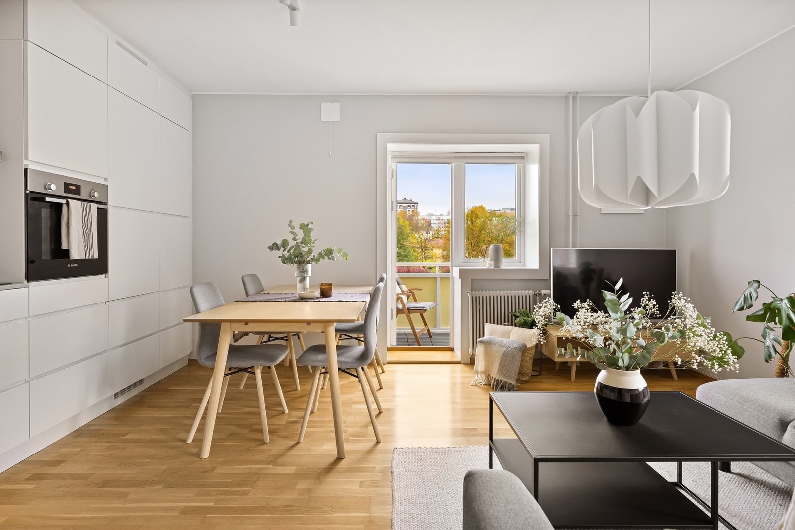 Fra stuen er det utgang til en solrik nordvest-vendt balkong. Galleribilde