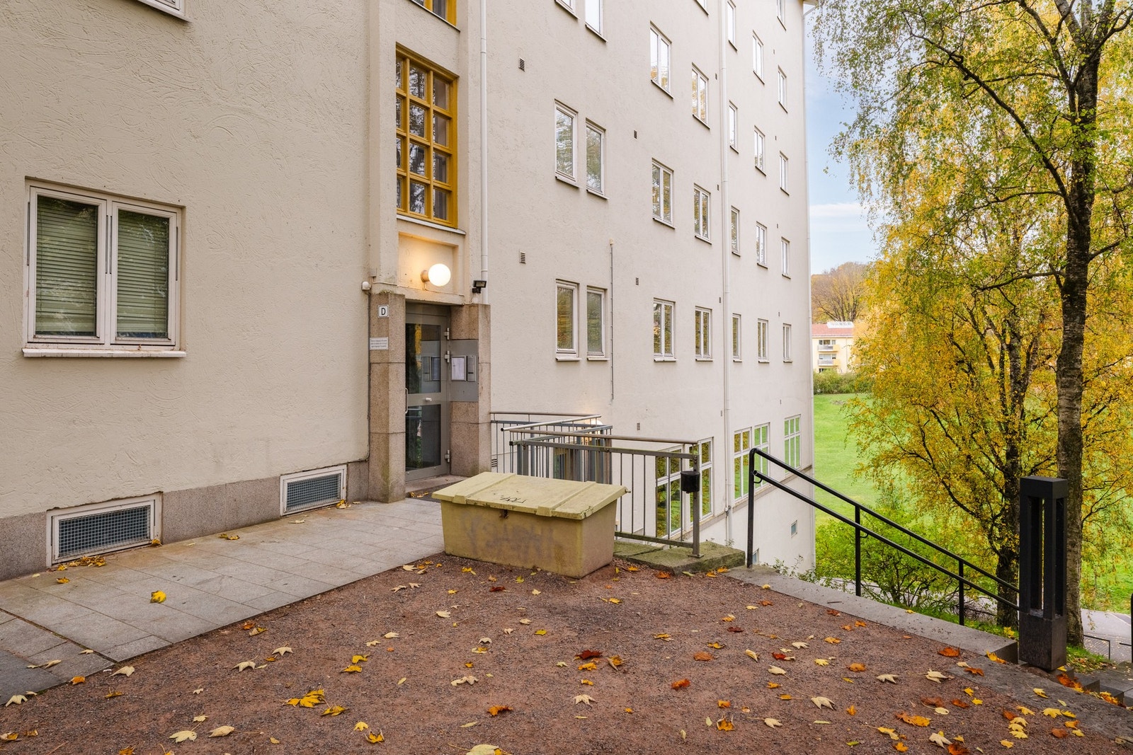 Felles inngangsparti med direkte adkomst ut til vakre Iladalen. Galleribilde