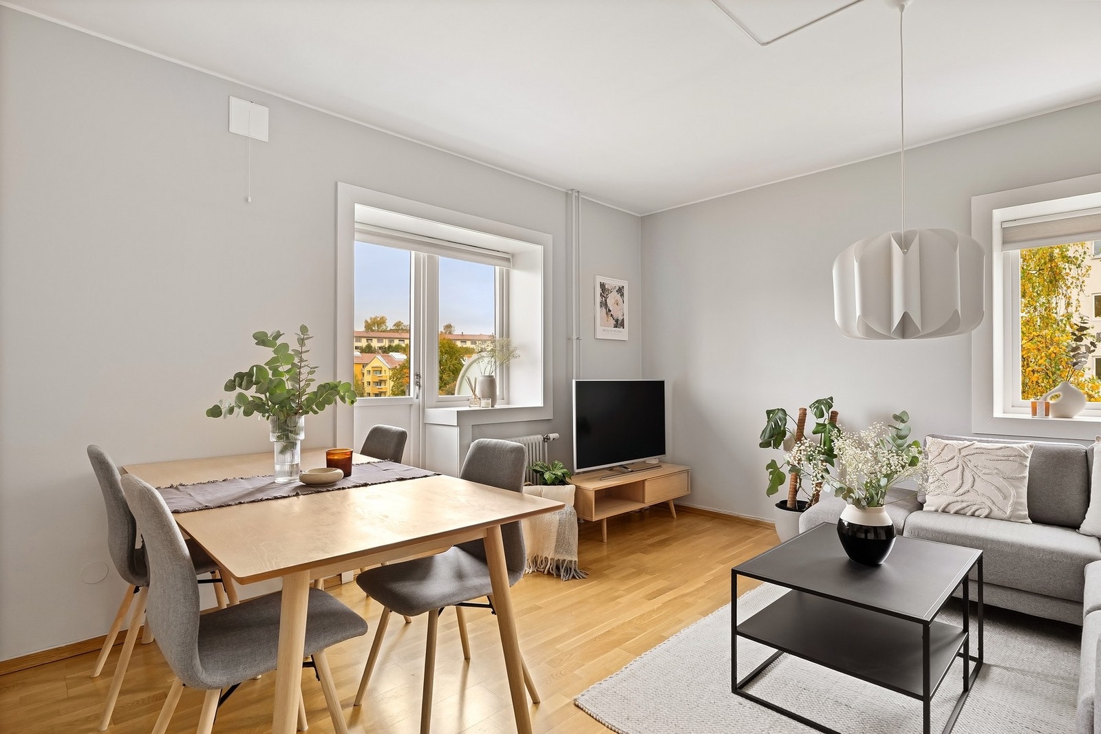 Leiligheten ligger på hjørnet av bygget med vinduer på to sider. Galleribilde