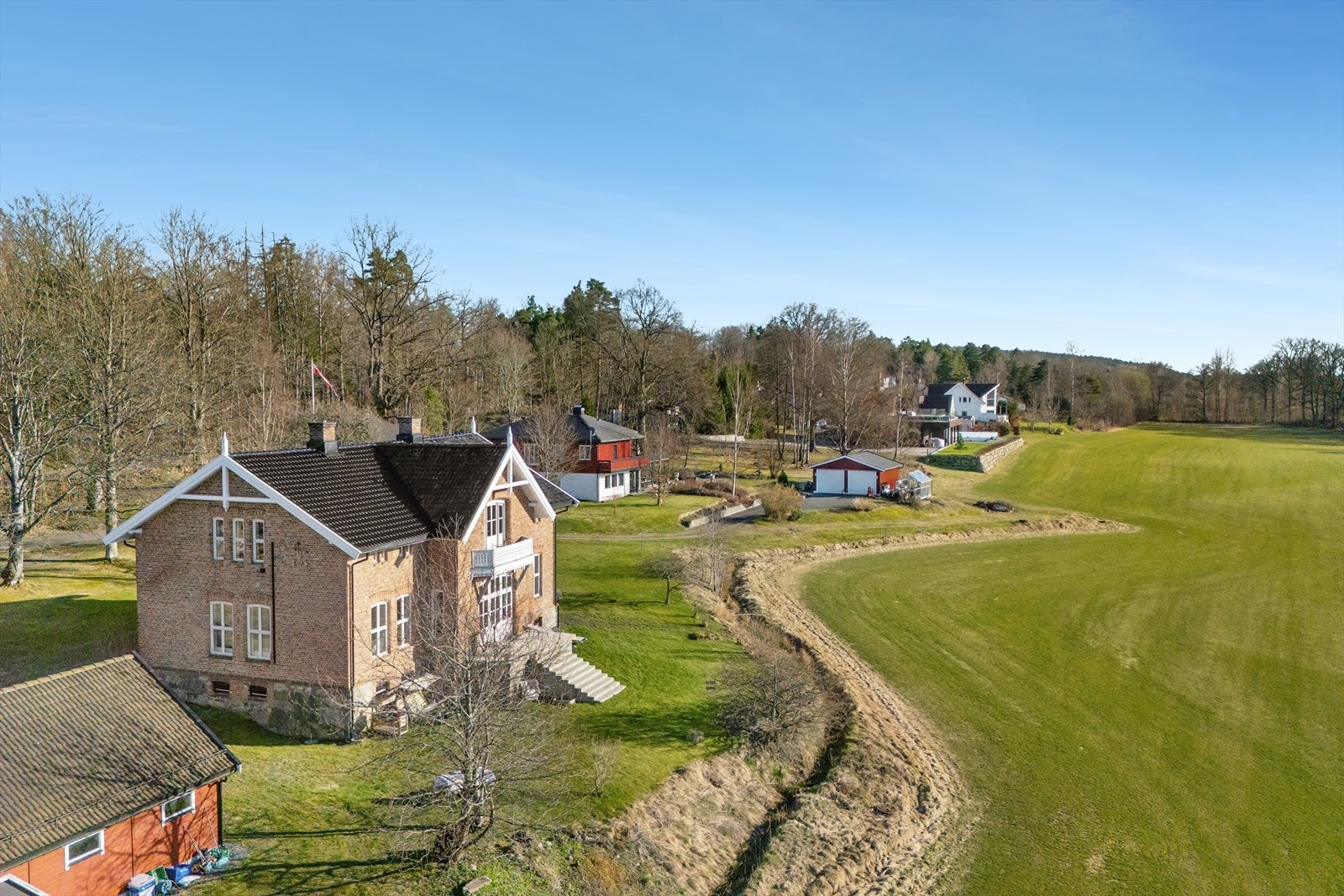 Her bor du usjenert til med 1,5 mål tomt. Galleribilde