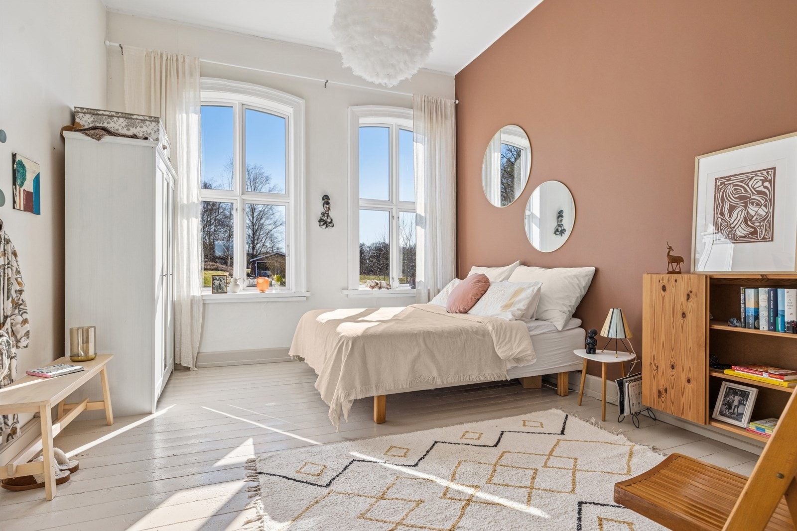 Soverommet i 1. etasje har god plass til dobbeltseng og diverse møblement Galleribilde