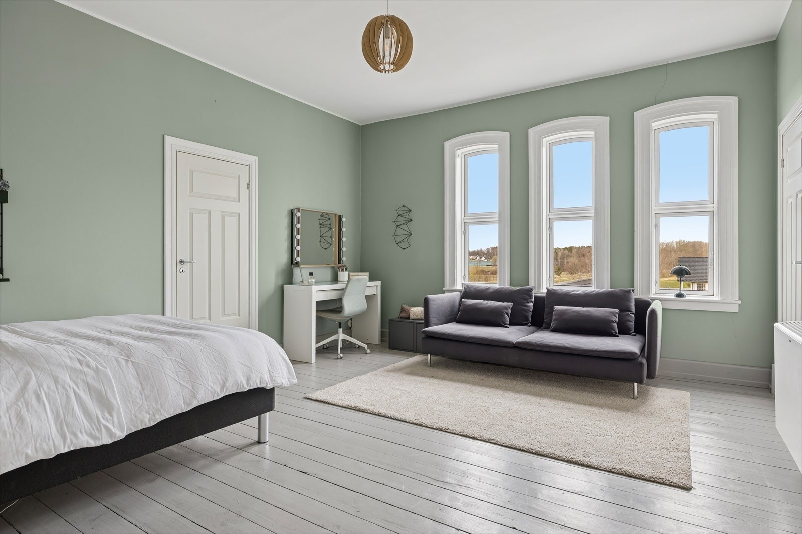 Soverommene i 2. etasje er malt i lyse og behagelige farger. Galleribilde