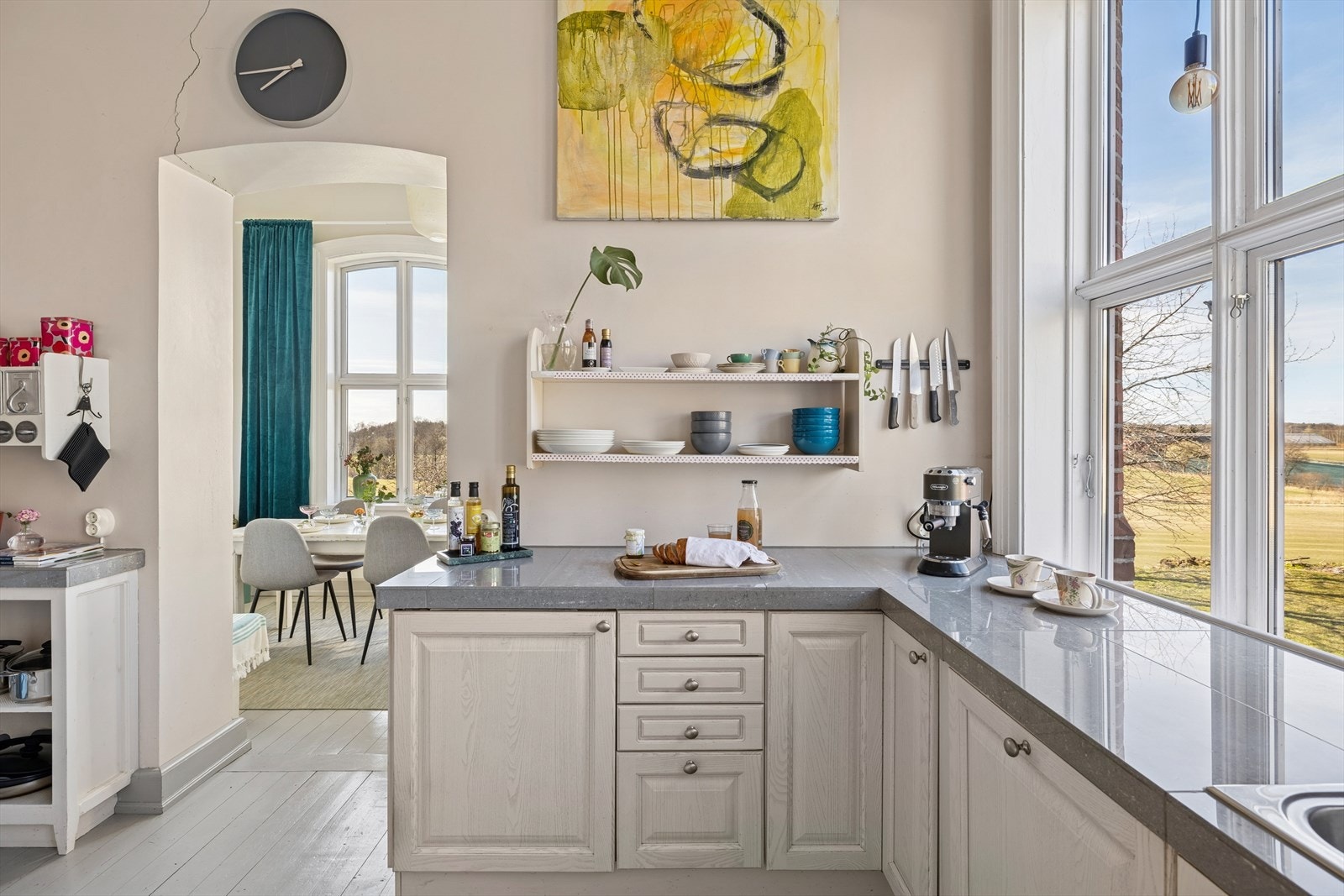 Takhøyden på 3,7 meter gir en herskapelig følelse. Huset har vinduer i alle retninger og lyset er fantastisk. Galleribilde