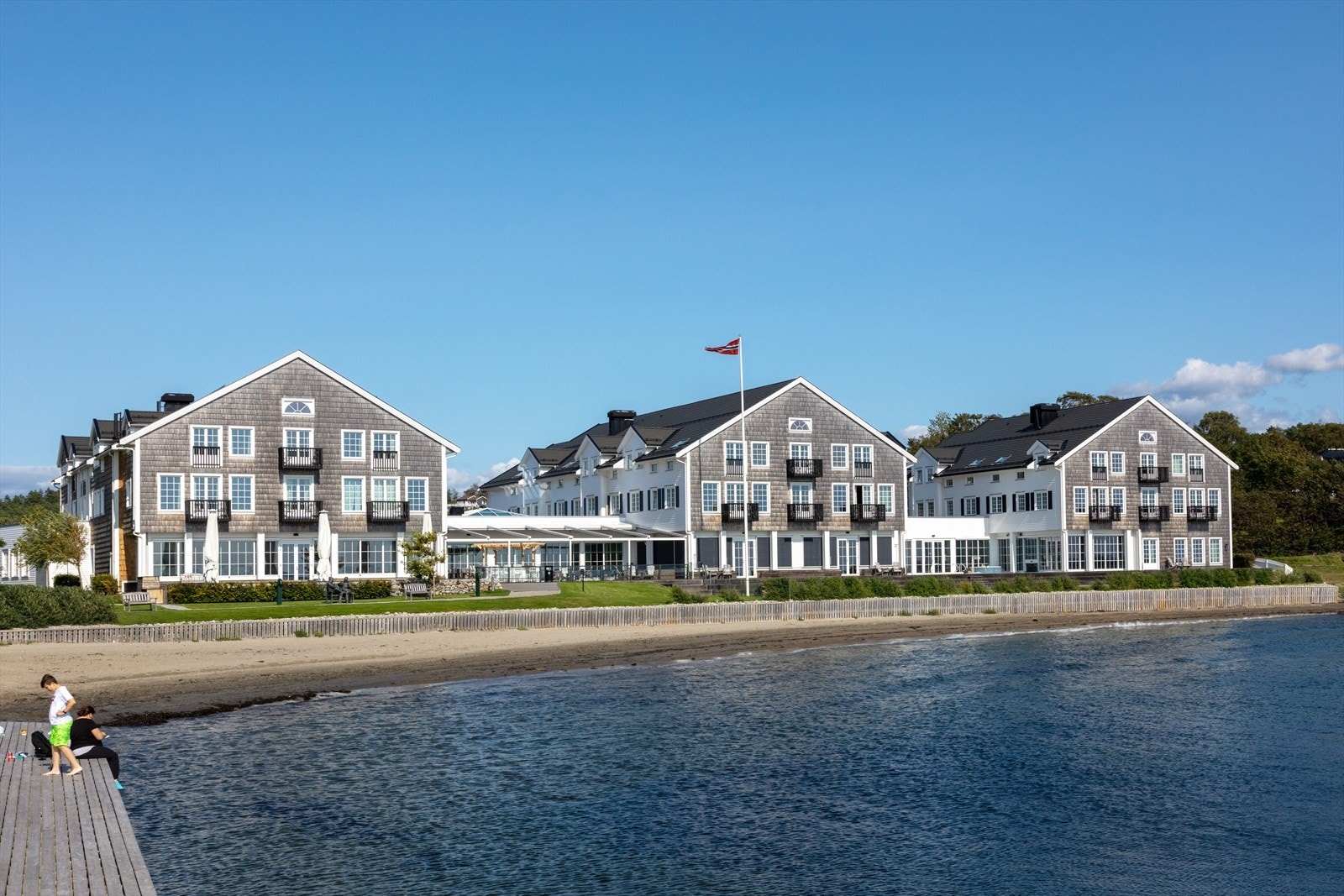 I Larkollen finner du det sjarmerende Støtvig Hotel, hvor du kan nyte koselige middager eller skjemme deg bort i hotellets spa-område. Galleribilde