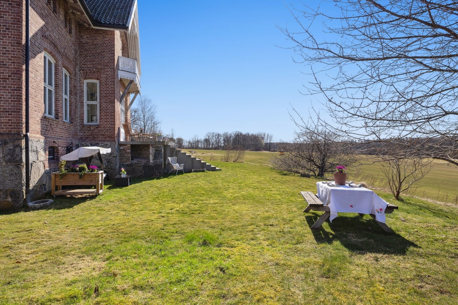 En sjelden mulighet på Vang. En nydelig hage med nydelig utsikt utover naturlandskap. Galleribilde