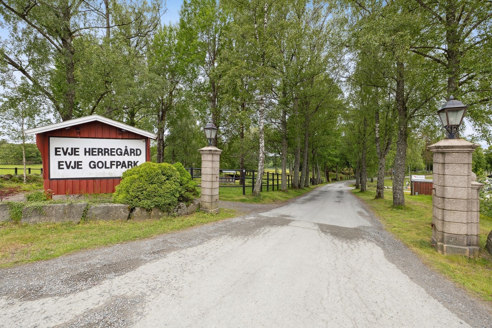 Rett rundt hjørnet finner du Evje Golfpark, som tilbyr flotte golfopplevelser i naturskjønne omgivelser. Galleribilde