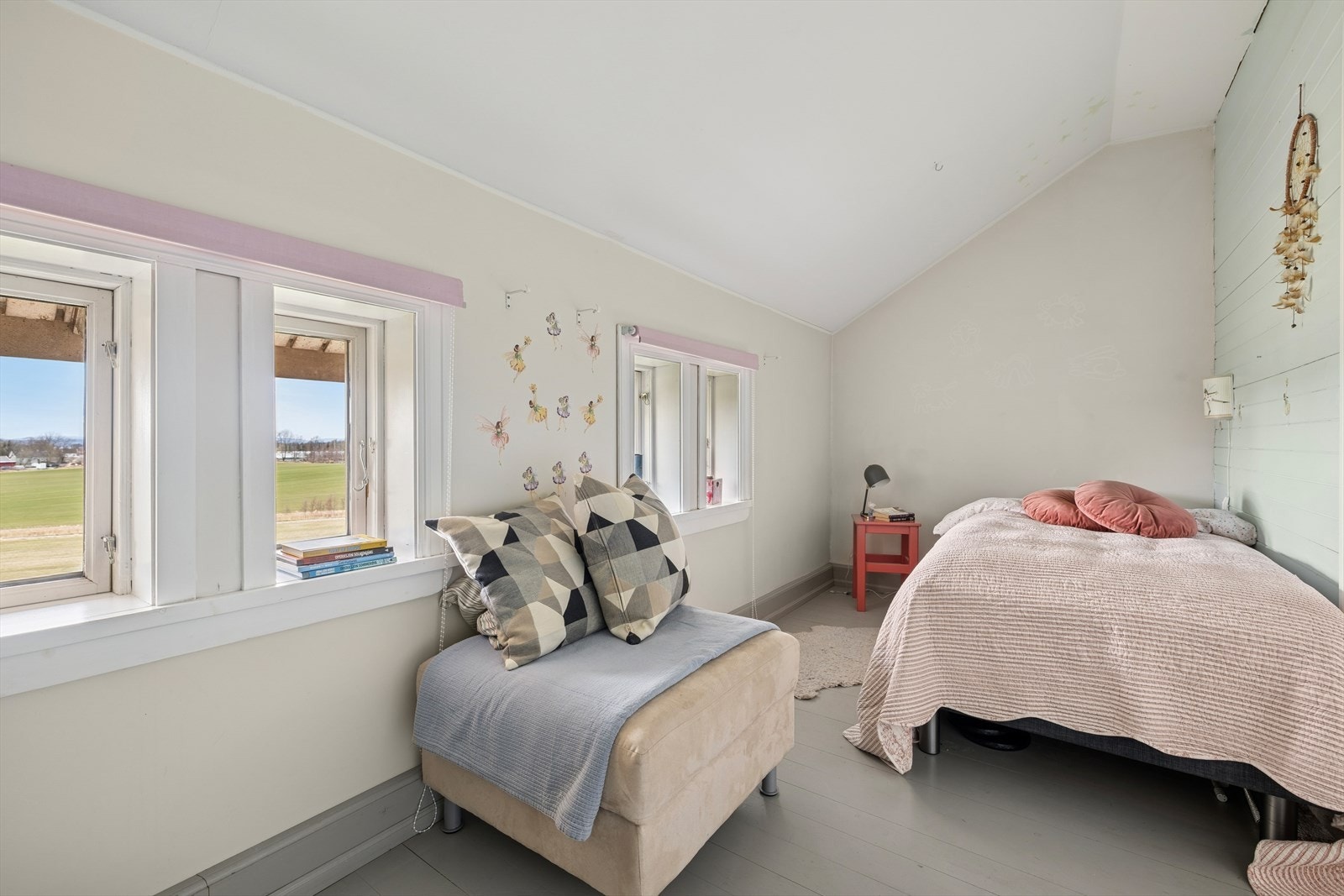 Rom i 2. etasje som er innredet som soverom. Disse rommene tilfredsstiller ikke dagens krav for rom med varig opphold. Galleribilde