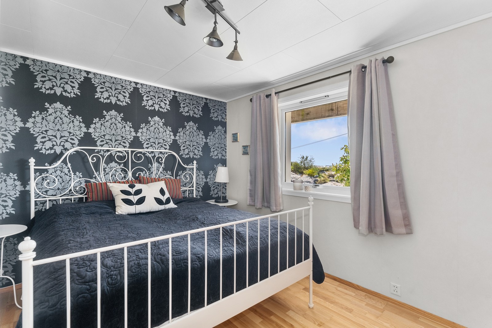 Det er totalt 3 soverom i 1 etasje, 4 totalt i huset Galleribilde