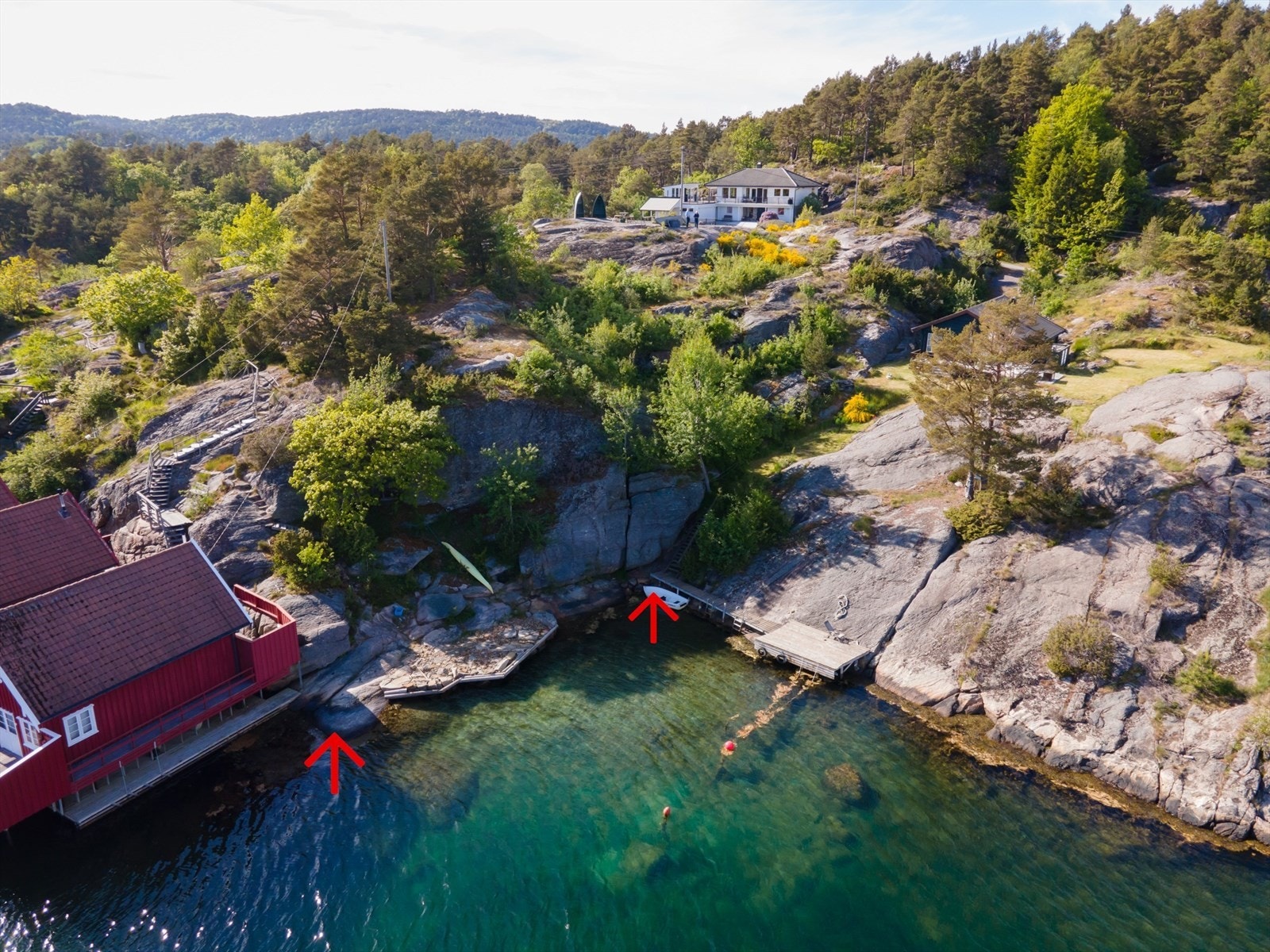 Det ble flyttet på stein i strandlinjen etter godkjenning fra kommunen - Pilene indikerer estimert grense(pilene er provisoriske, så avvik forekommer - Kart er vedlagt salgsoppgave) Galleribilde