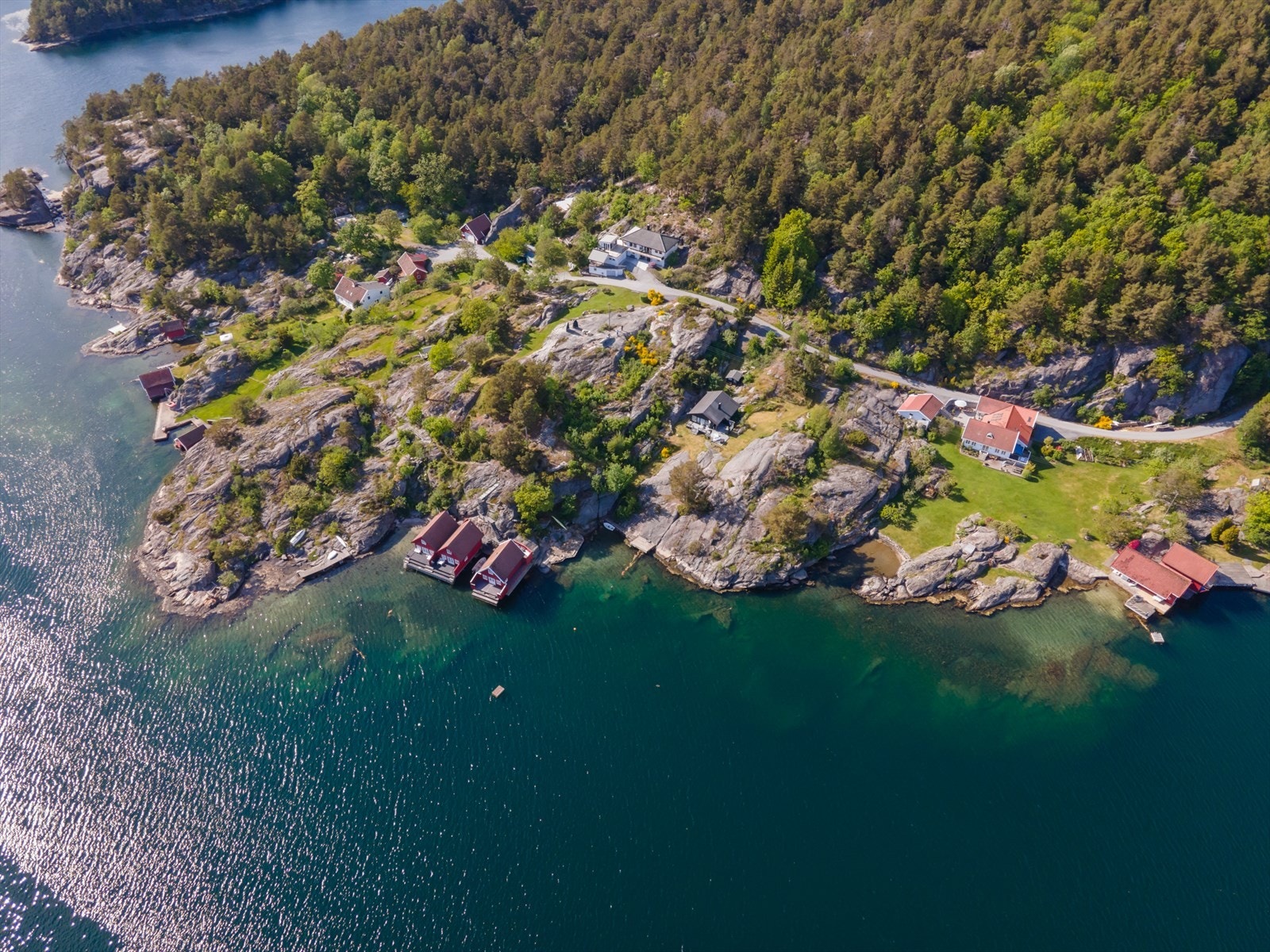 Eiendommen strekker seg fra huset og nedover til strandlinjen Galleribilde