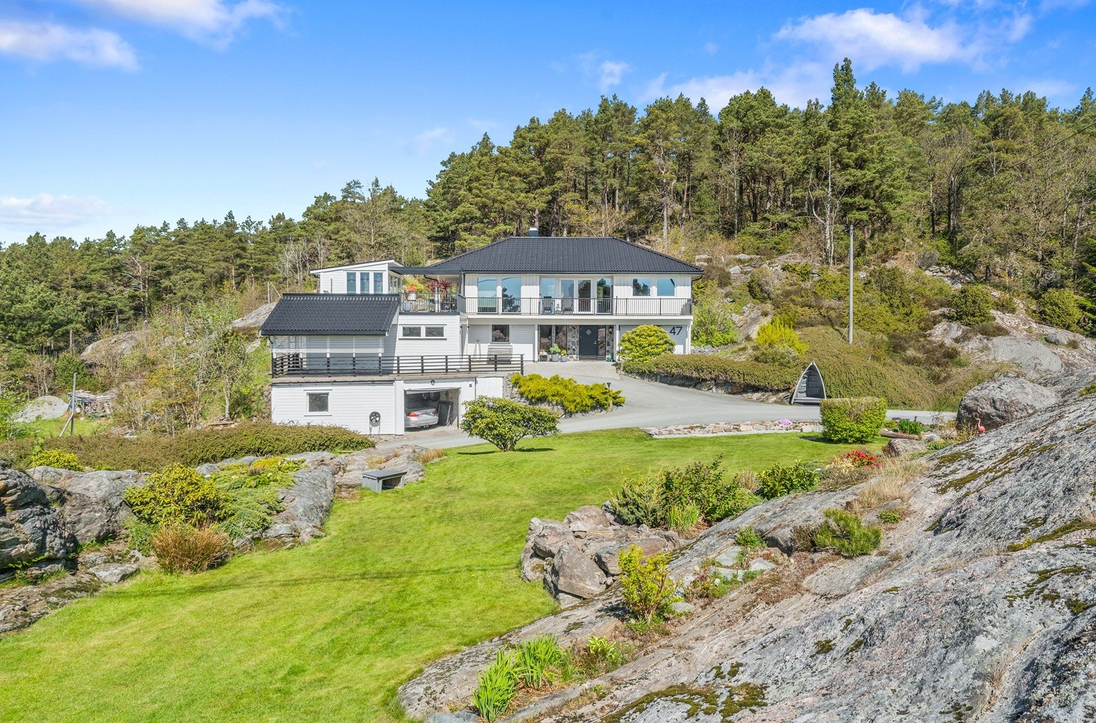 Eiendommen er ligger fint til på romslig tomt med gode fasiliteter Galleribilde