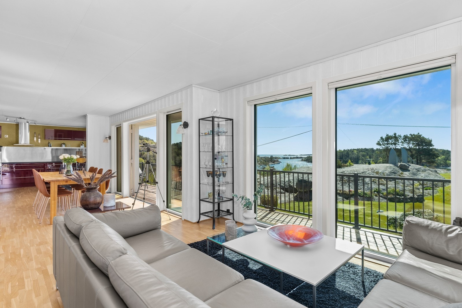 Hovedplanet i huset har åpne løsninger med stor vinduflater Galleribilde