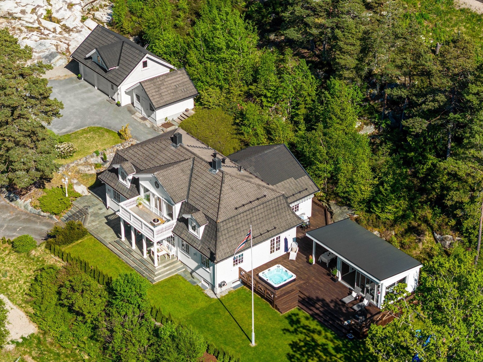 Langgårdsveien 12 er møysommelig oppgradert siden 2018. Den herskapelige villaen er modernisert, utearealene betydelig påkostet. Galleribilde