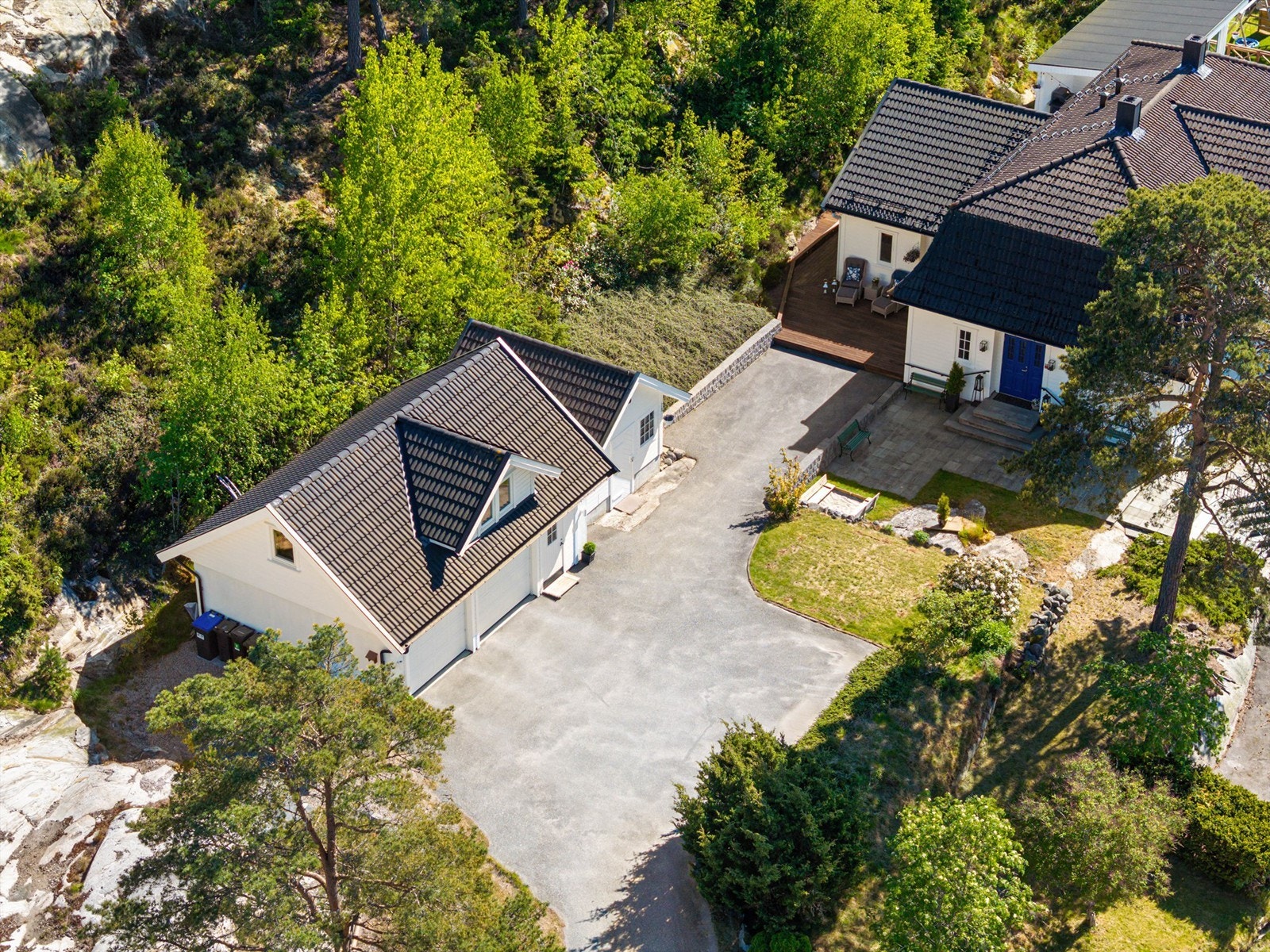 Biloppstillingsmulighetene er mange også utenom dobbelgarasjen. Det er mulig å kjøre helt frem til inngangspartiet. Galleribilde