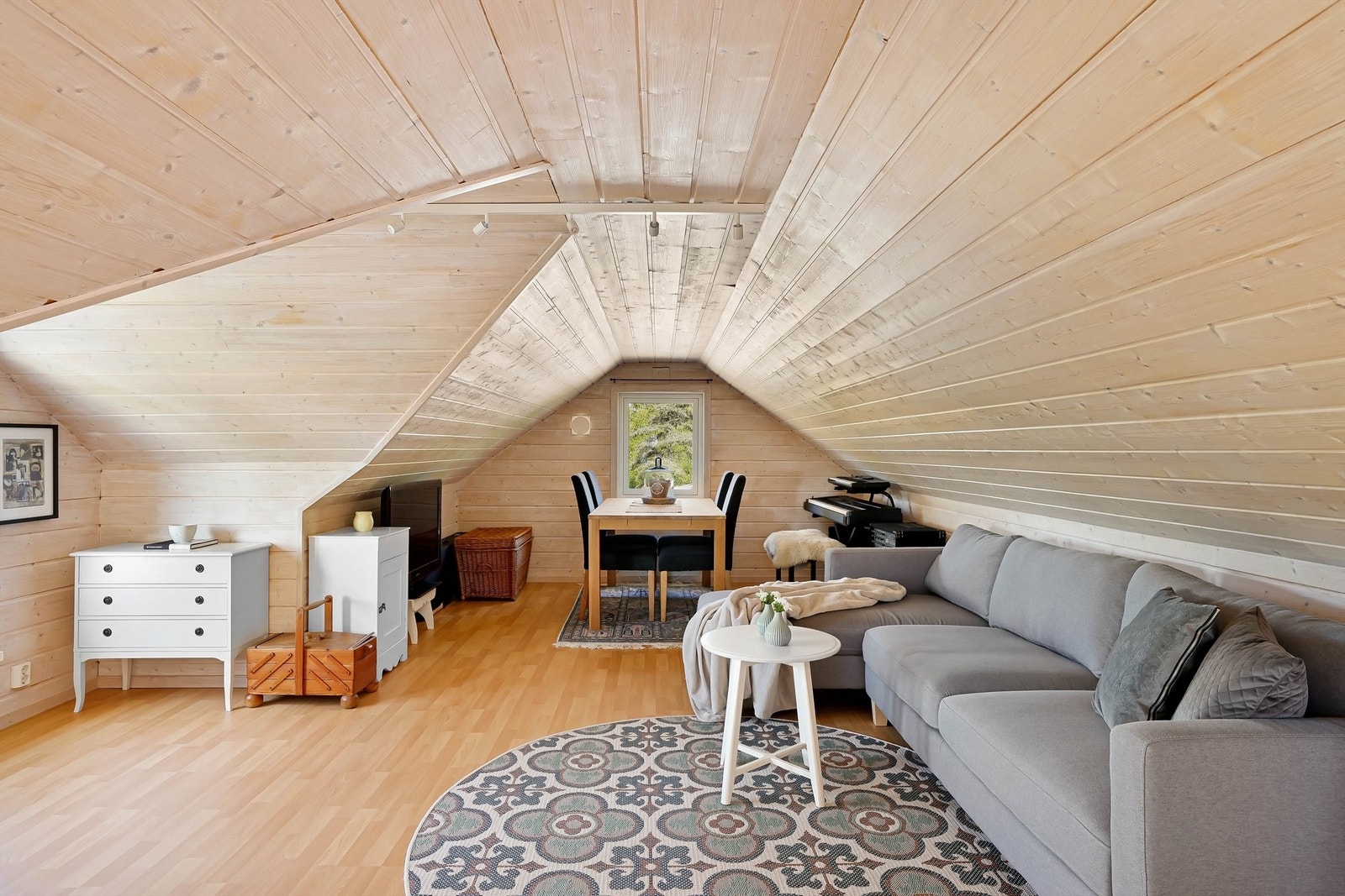 Garasjens loft benyttes i dag som stue. Innredning av loftet er ikke omsøkt eller godkjent. Galleribilde