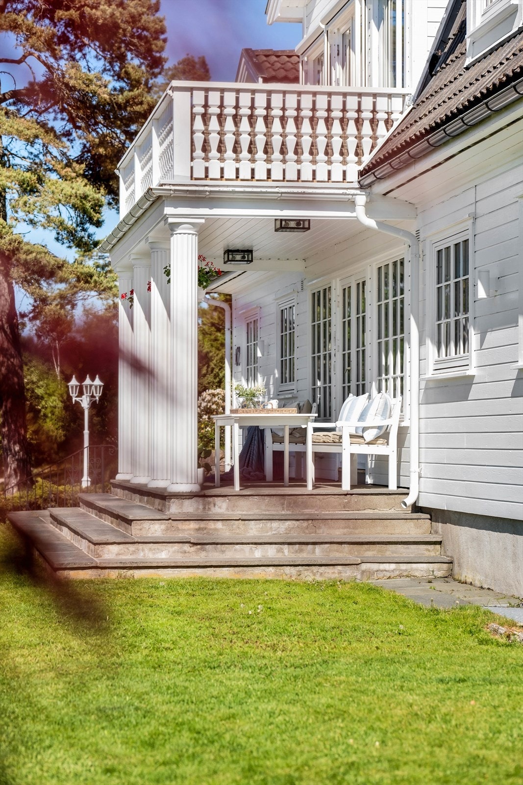 Skiferplattingen mot vest er sval frem til ettermiddagssolen titter inn sommerstid. Galleribilde