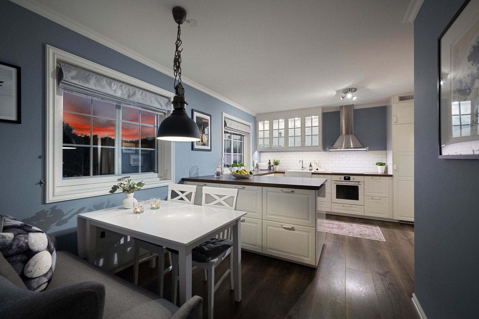 Det store kjøkkenet er i hverdagen et naturlig samlingsrom for familien. Galleribilde