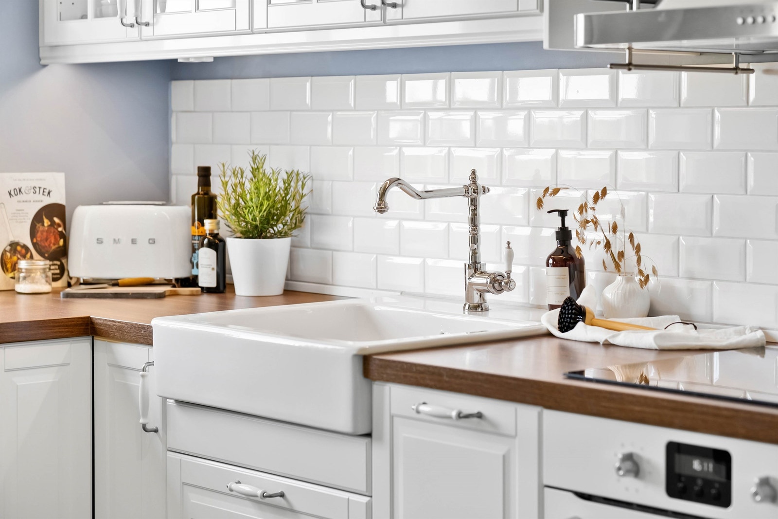 Kjøkkenets skap, skuffer og ulike elementer fremmer i sum et stilsikkert klassisk moderne uttrykk. Galleribilde