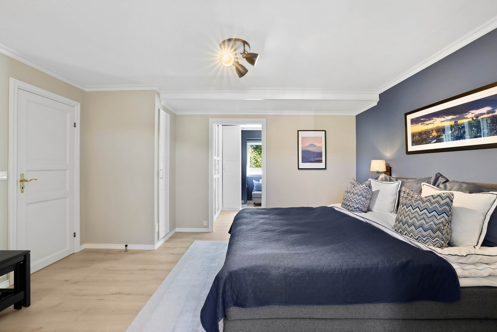 Klær og tilbehør oppbevares oversiktlig i hovedsoverommets tilknyttede walk-in closet. Galleribilde