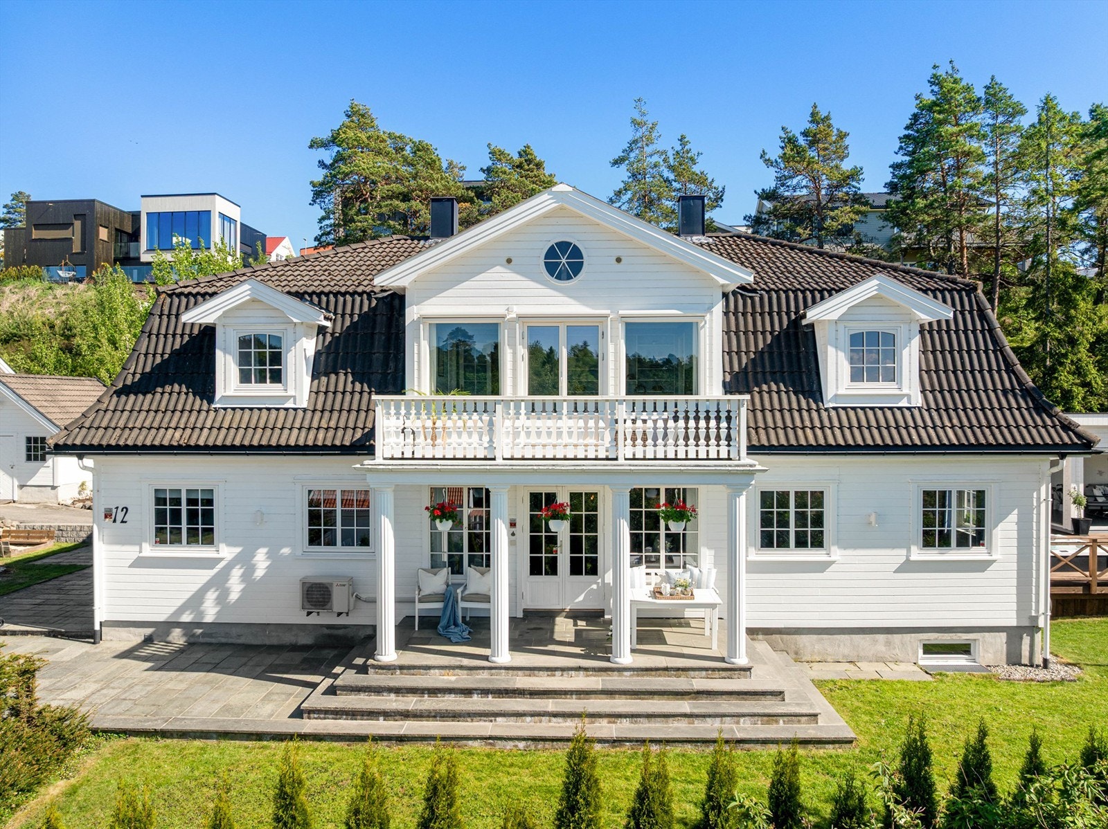 Gangarealet mellom terrassen og hovedentreen er helhetlig utført med skiferheller. Galleribilde