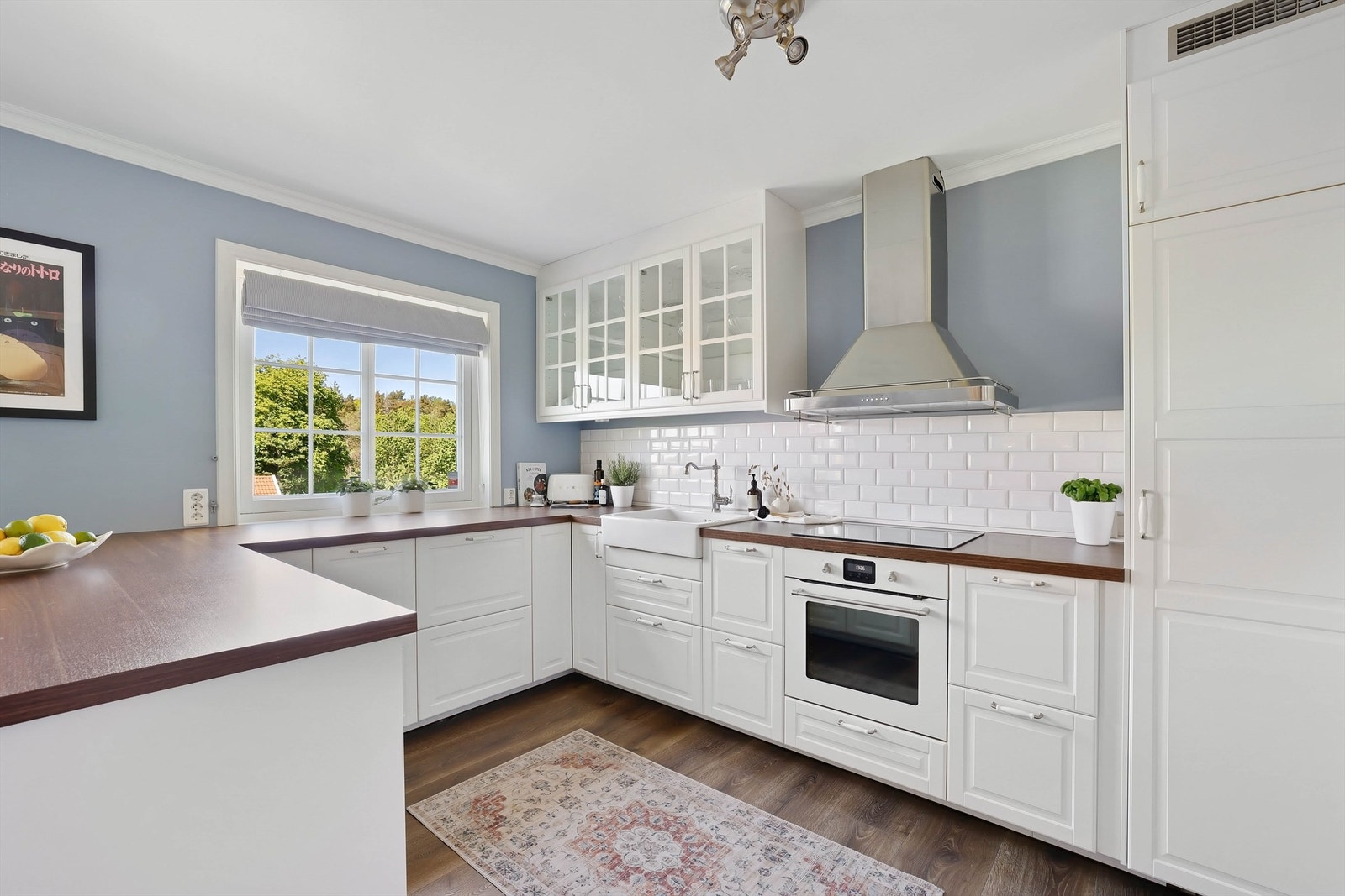 Et rikt antall kolonialskuffer tilbyr lett tilgjengelig oppbevaring. På benkene er det meterlange arbeids- og avlastningsflater. Galleribilde