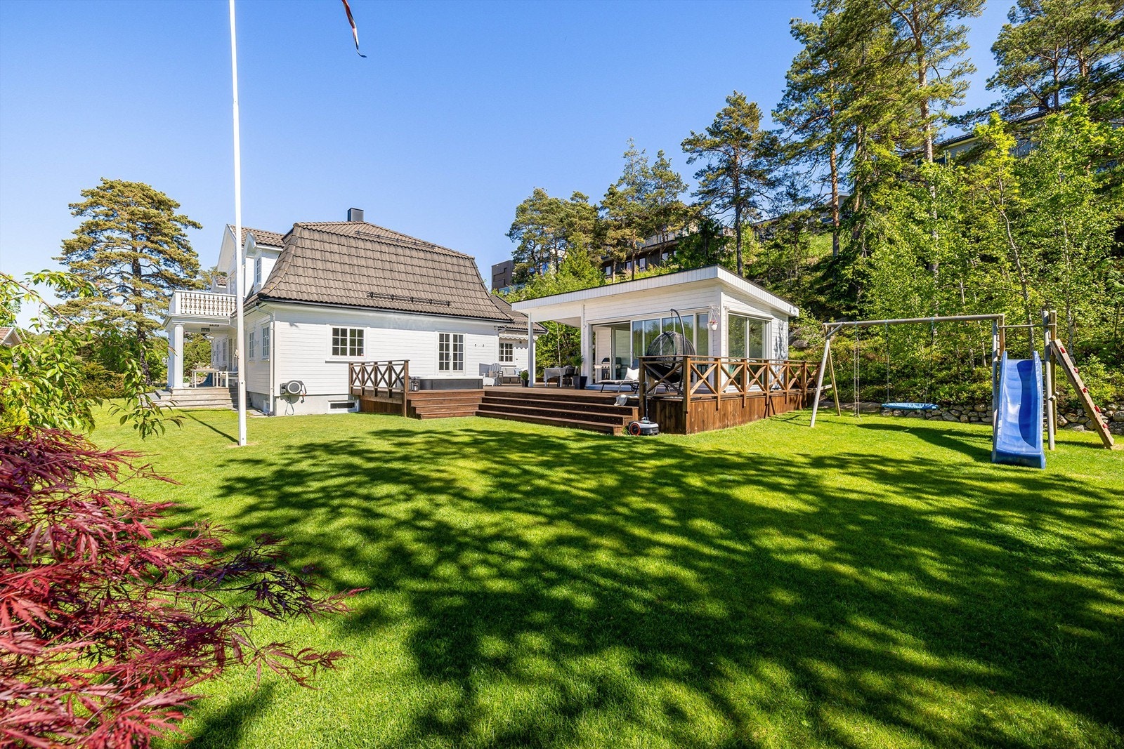 I hagen er det lagt ca. 300 kvm. ferdigplen og etablert hekk av om lag 80 planter. Galleribilde