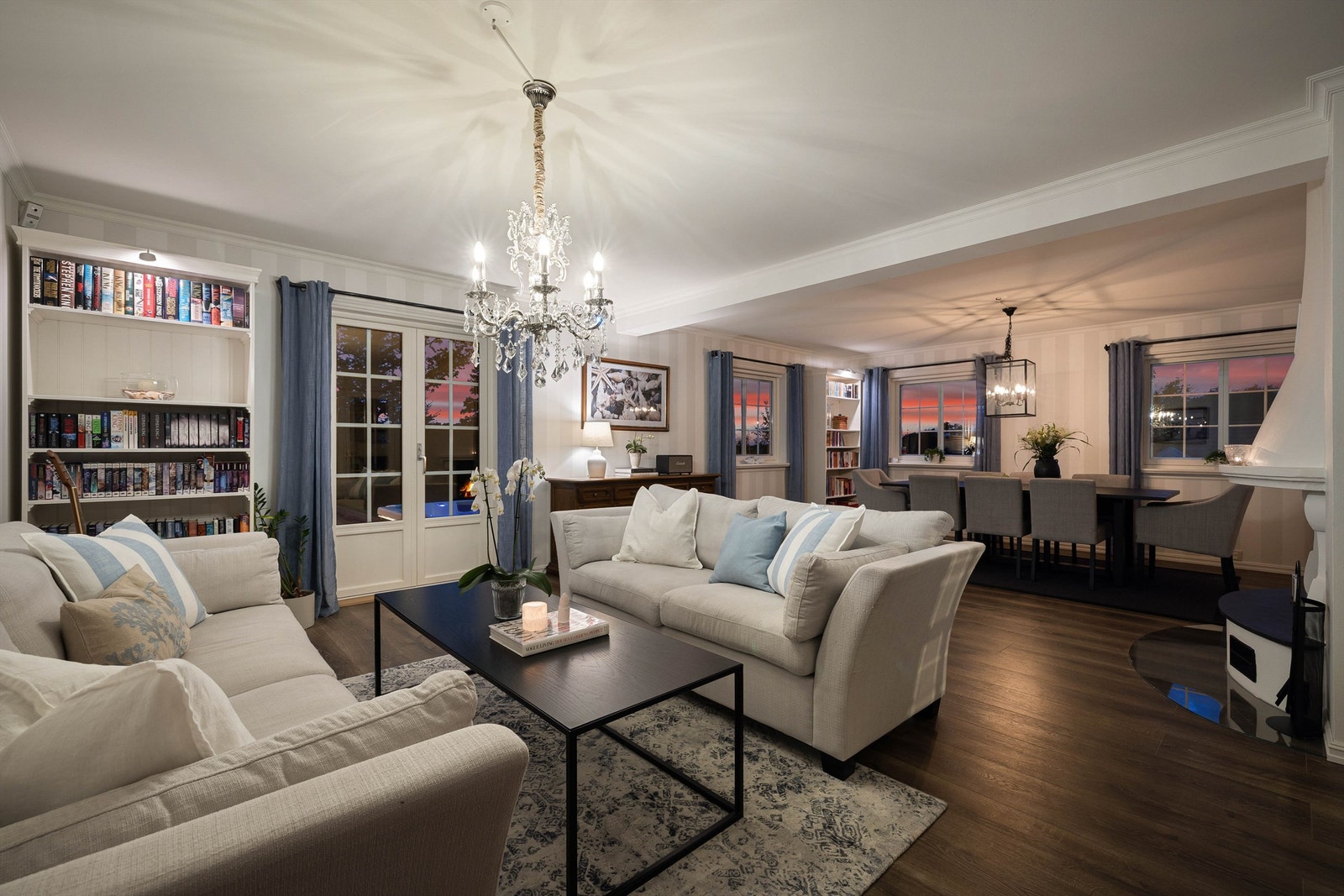 Omfattende oppussing av samtlige innvendige overflater i begge etasjer ble utført i 2018. Galleribilde