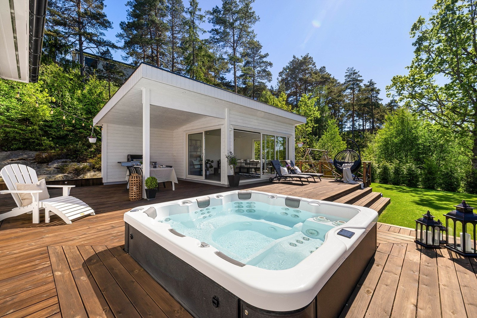 På terrassen kan solen nytes dagen gjennom sommerstid. Galleribilde