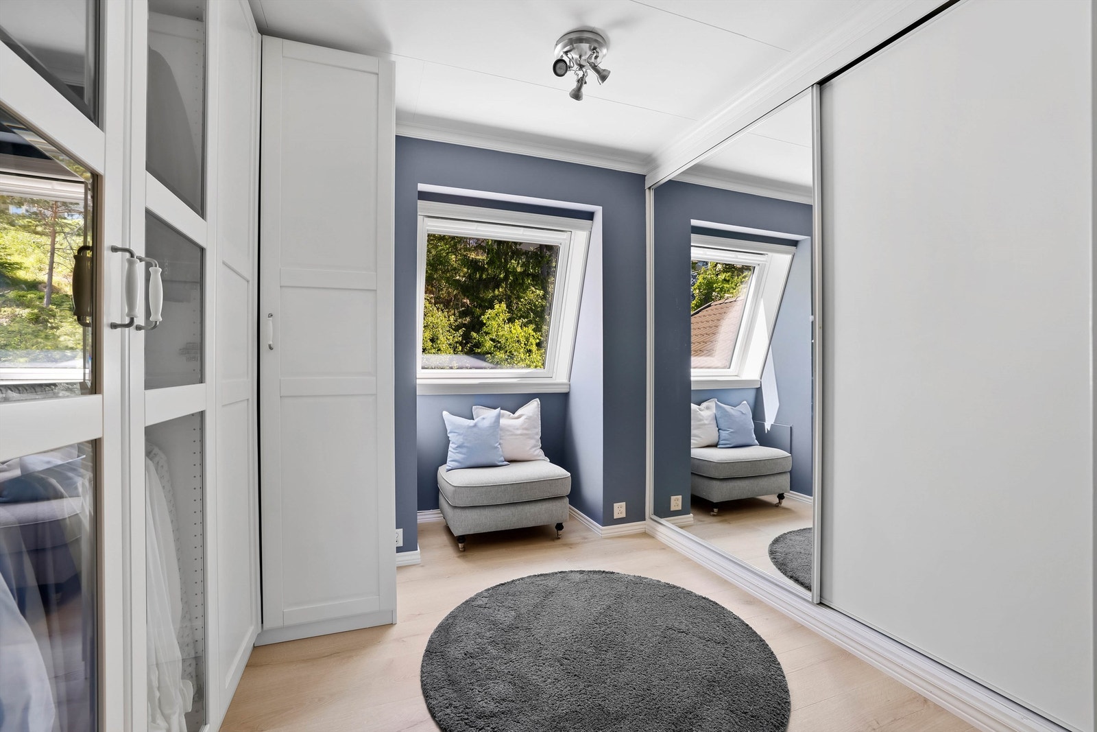 Oppussing av walk-in closet ble utført samtidig med hovedsoverommet. Takvinduer ble skiftet ut i 2024. Galleribilde