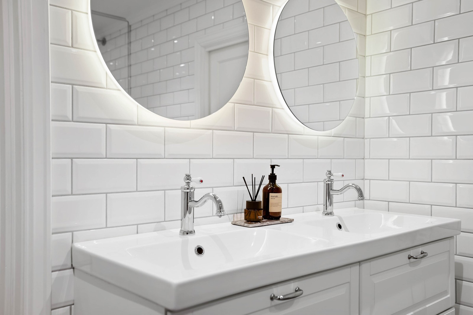 Klassisk moderne baderomsinnredning med helstøpt dobbel servant harmonerer utmerket med veggenes hvite metrofliser. Galleribilde