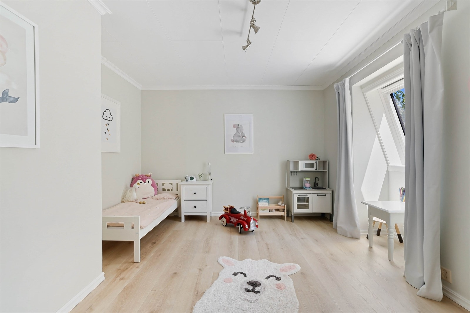 To barnerom av sjeldent god størrelse er praktisk samlet i nordre side av andre etasje. Galleribilde